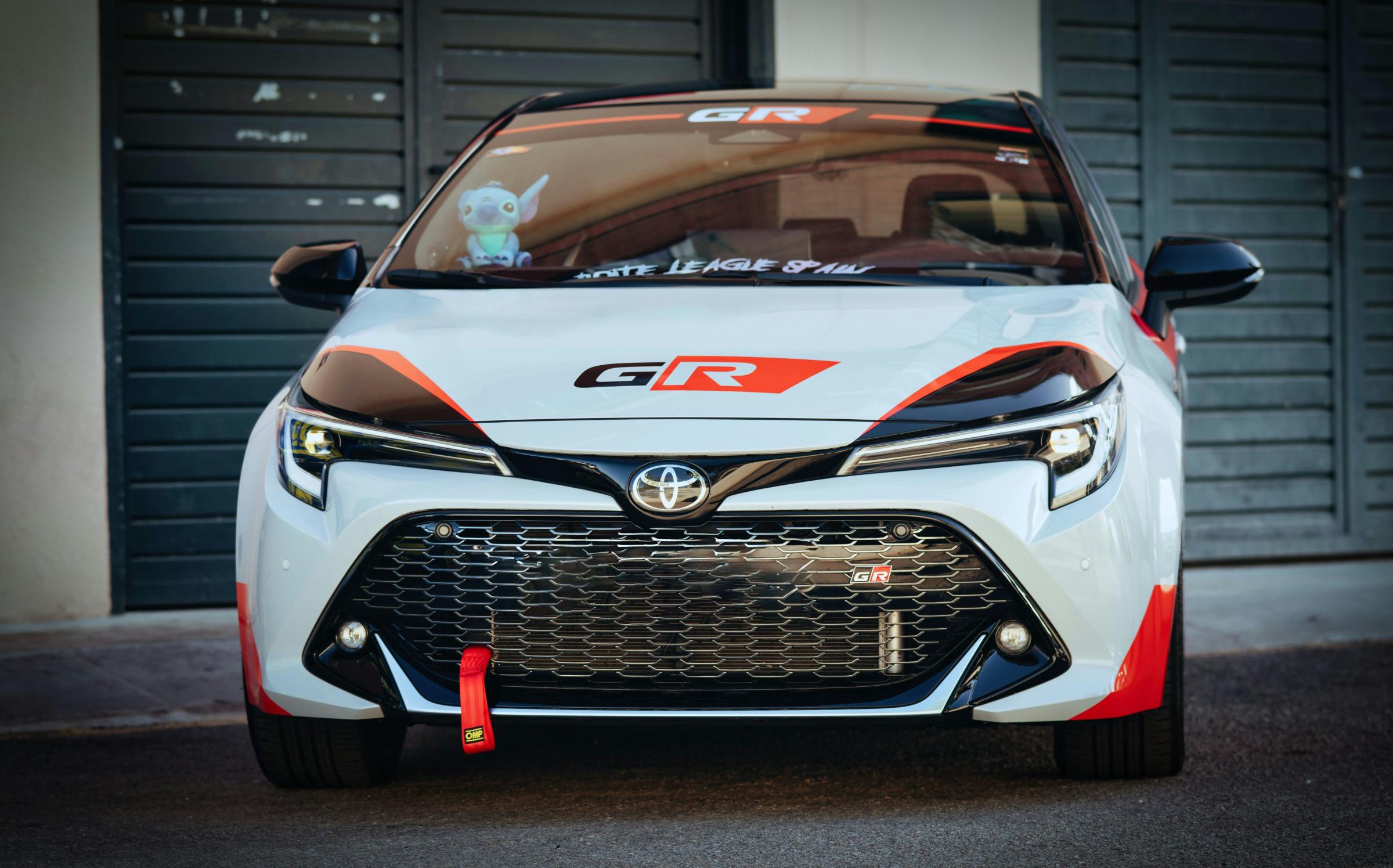 如今的 Corolla 在台灣以「神A」身分屹立不搖，全球更是有不少死忠車迷將它作為 JDM 風格改裝的教材車，並且有 Toyota 引以為傲的油電規格，以操控及賽道聞名的 GR 車系同樣也可以見到 Corolla 的身影。