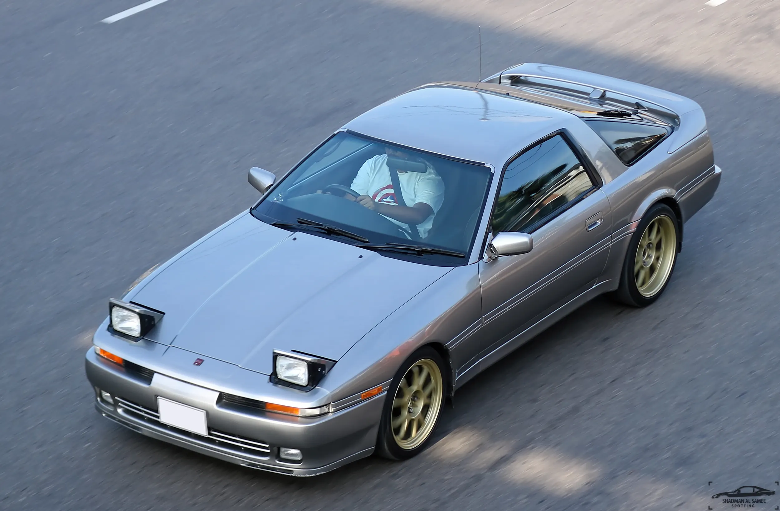 脫離 Celica 後綴之名的第三代 Supra，在推出期間參加了多項經典賽事並廣為人知，3.0 L 直六引擎的暴力尺寸展現了屬於 80 年代的狂放不羈，第三代的 Supra 在賽道上叱吒風雲讓其在 1987 年榮獲最佳雙門轎跑車的殊榮。