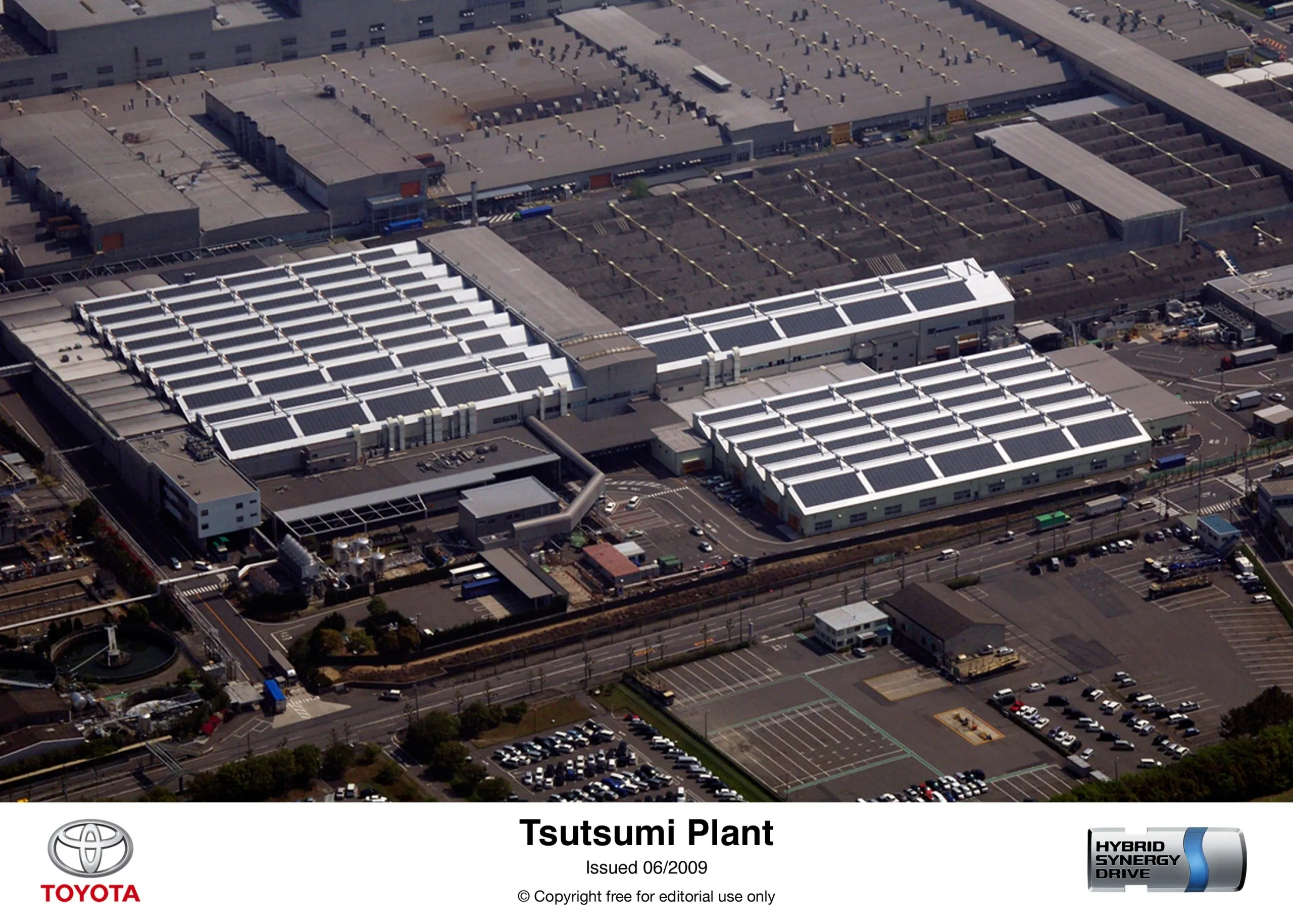 Tsutsumi 廠房以佔地極廣的太陽能光電板以及遍及全園區的植被，目的在降低廠房生產時的碳排量，以達到品牌對於永續環境的共存理念。