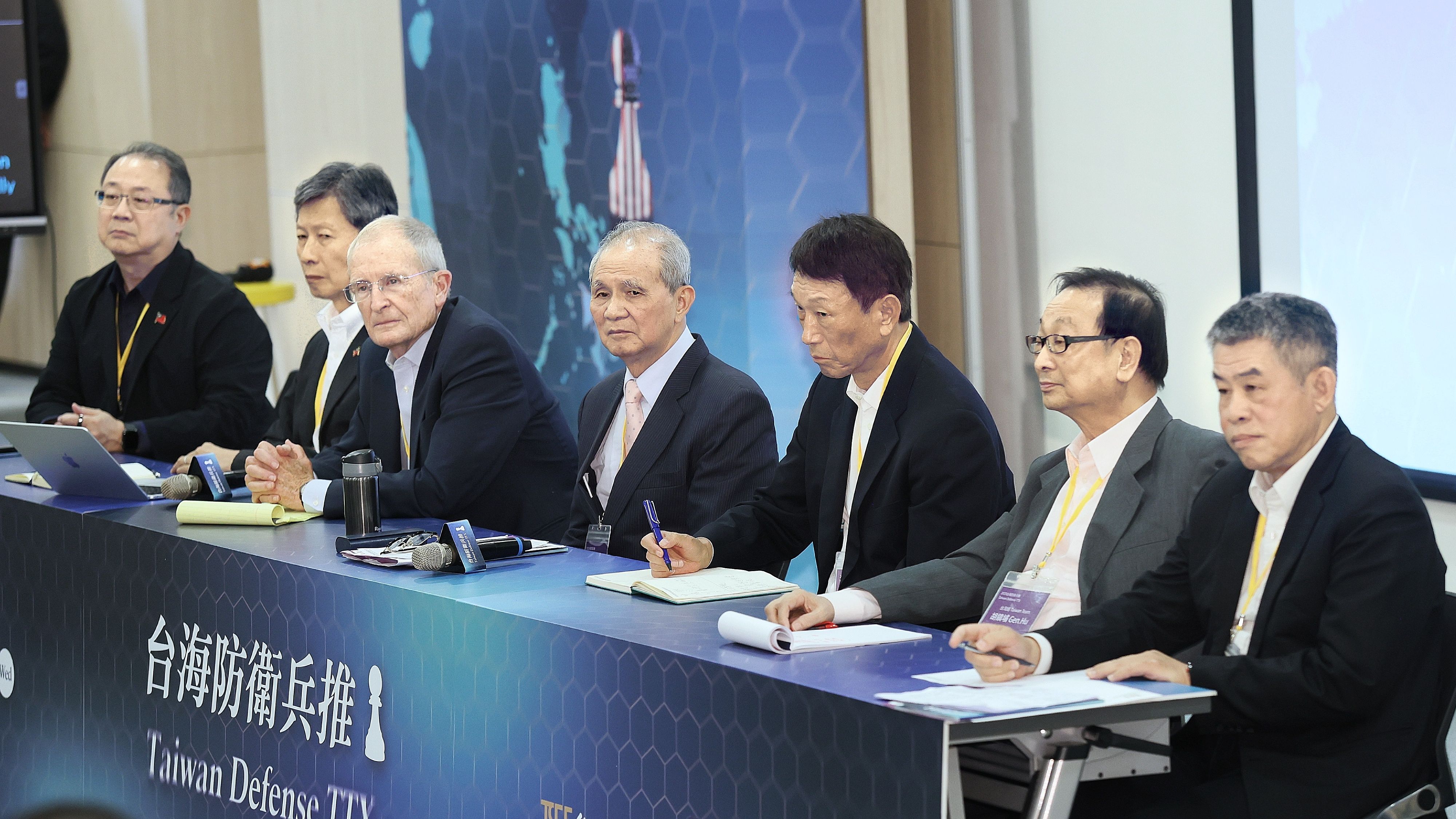 20250611-戰略暨兵棋協會理事長黃介正、（左起）、日本前海上自衛隊幕僚長武居智久、美國前太平洋總司令布萊爾上將（Admiral Dennis Blair）、台北政經學院基金會董事長黃煌雄、前參謀總長李喜明、前陸軍司令胡鎮埔、前陸軍副司令王紹華11日出