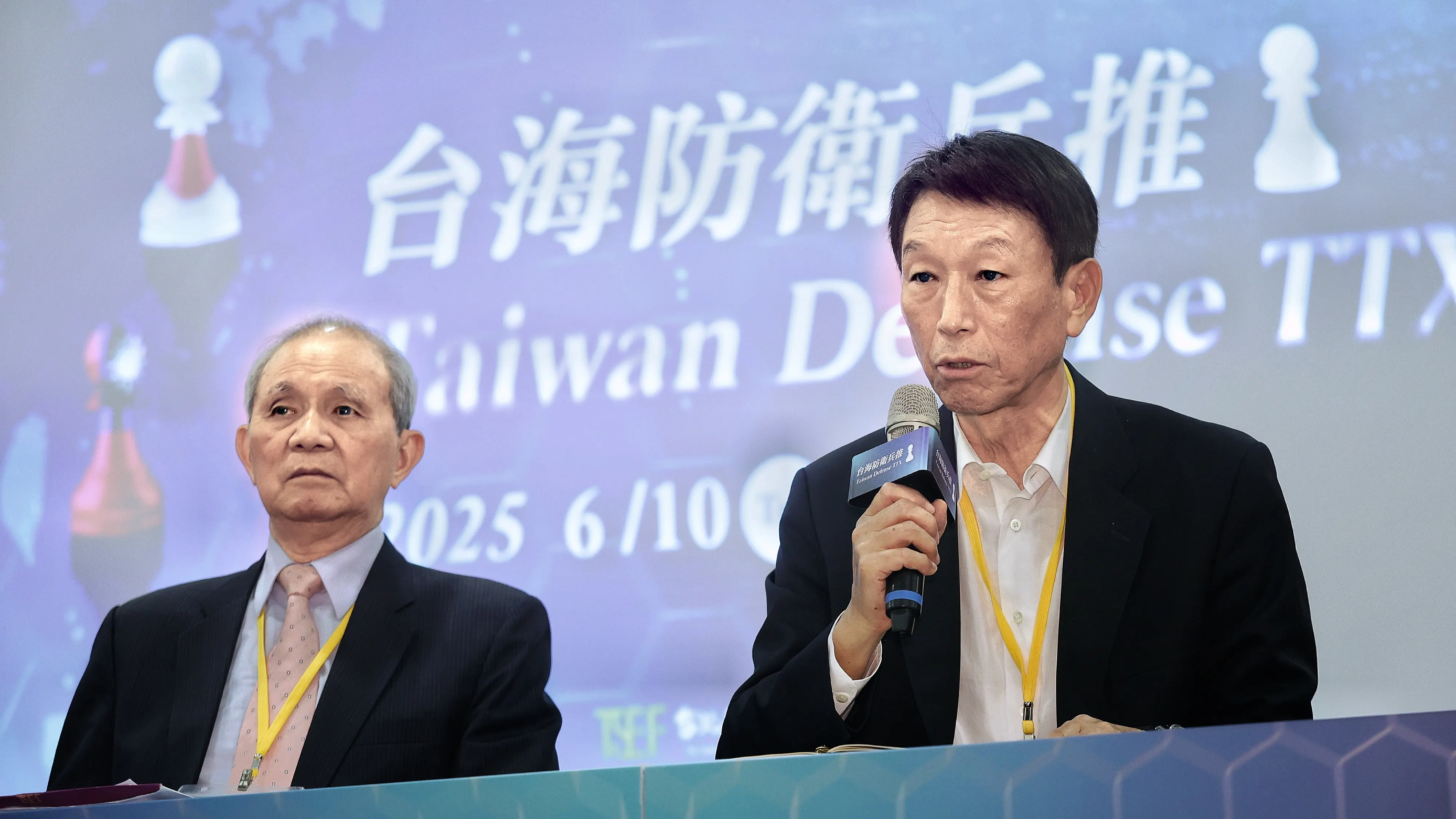 20250611-台北政經學院基金會董事長黃煌雄（左）、前參謀總長李喜明（右）11 日出席台北政經學院基金會「2025台海防衛兵推」國際記者會。（柯承惠攝）