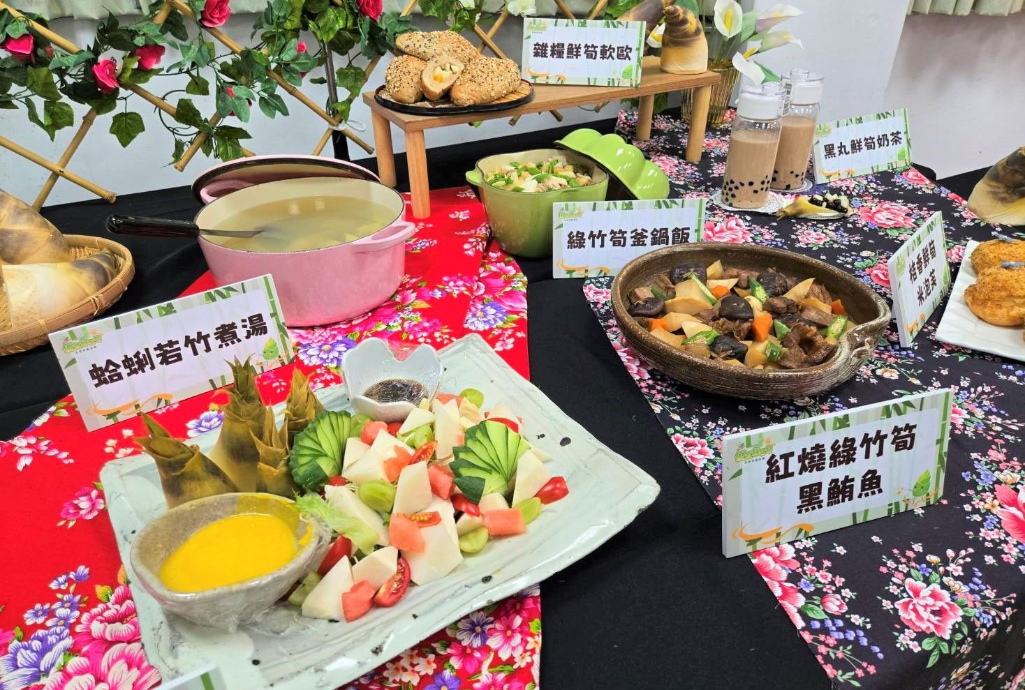 寶山鄉農會邀請在地餐廳業者料理出多道綠竹筍創意美食。（圖／方詠騰攝）
