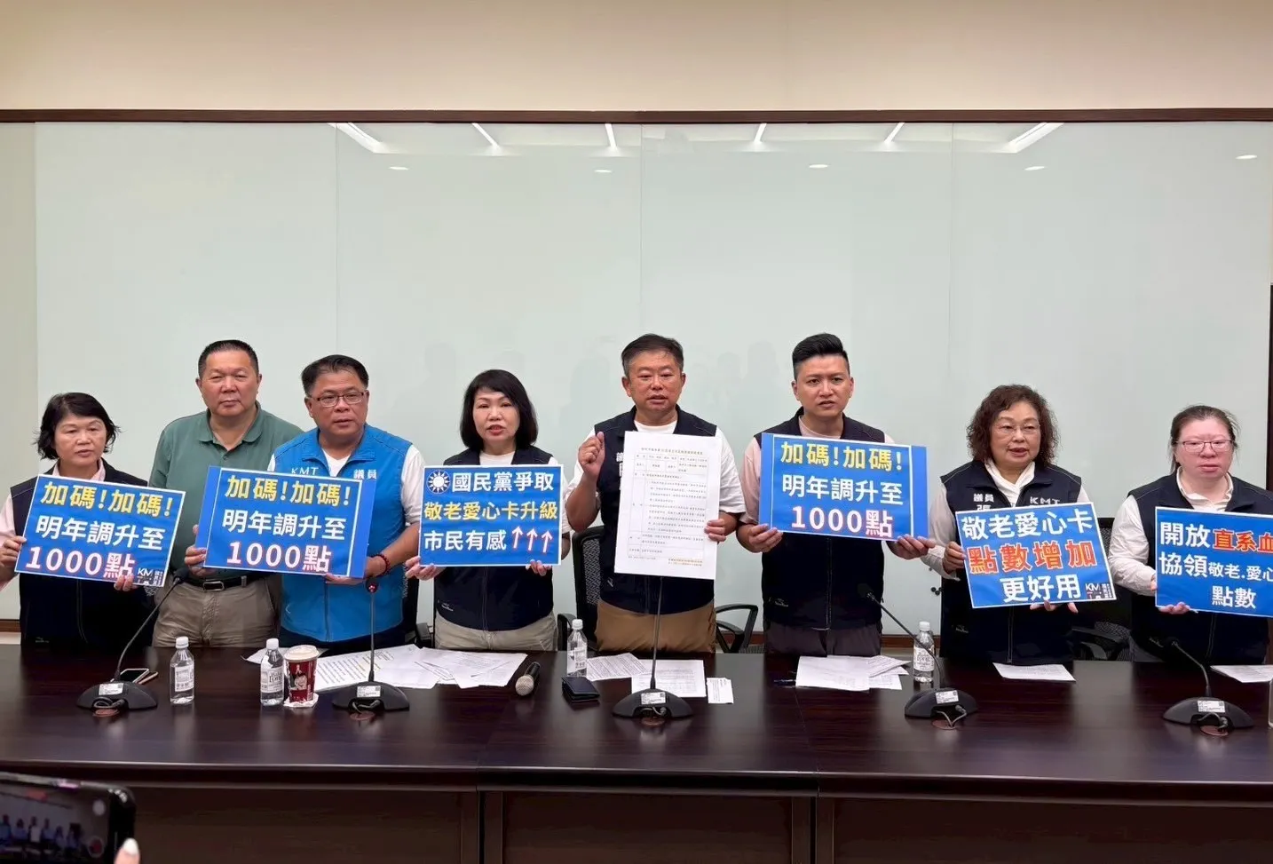 新竹市議會國民黨黨團呼籲市府，將敬老卡與愛心卡的每月點數自現行的600點提升至1000點，讓更多市民能獲得實質的交通與生活補助。（圖／新竹市議會國民黨團提供）