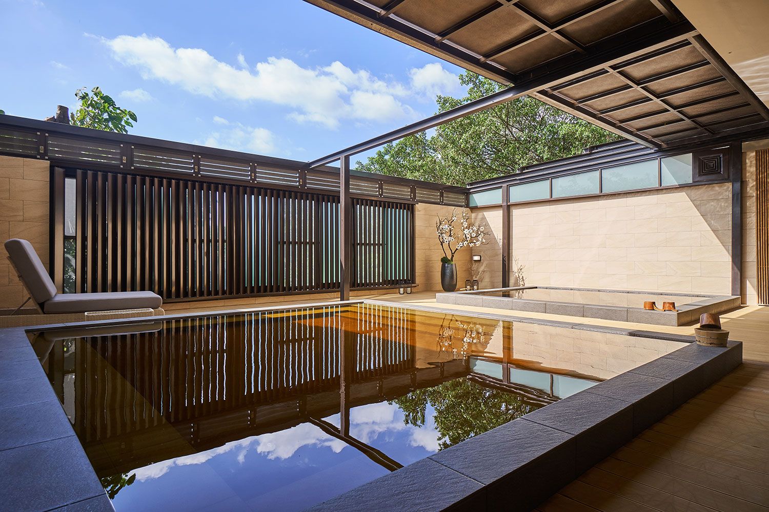 自即日起至8月31日，凡於館內任一餐廳單筆消費滿1,500元，即可獲贈沐天澤大眾湯當日免費入場乙次。圖_蘊泉庄提供