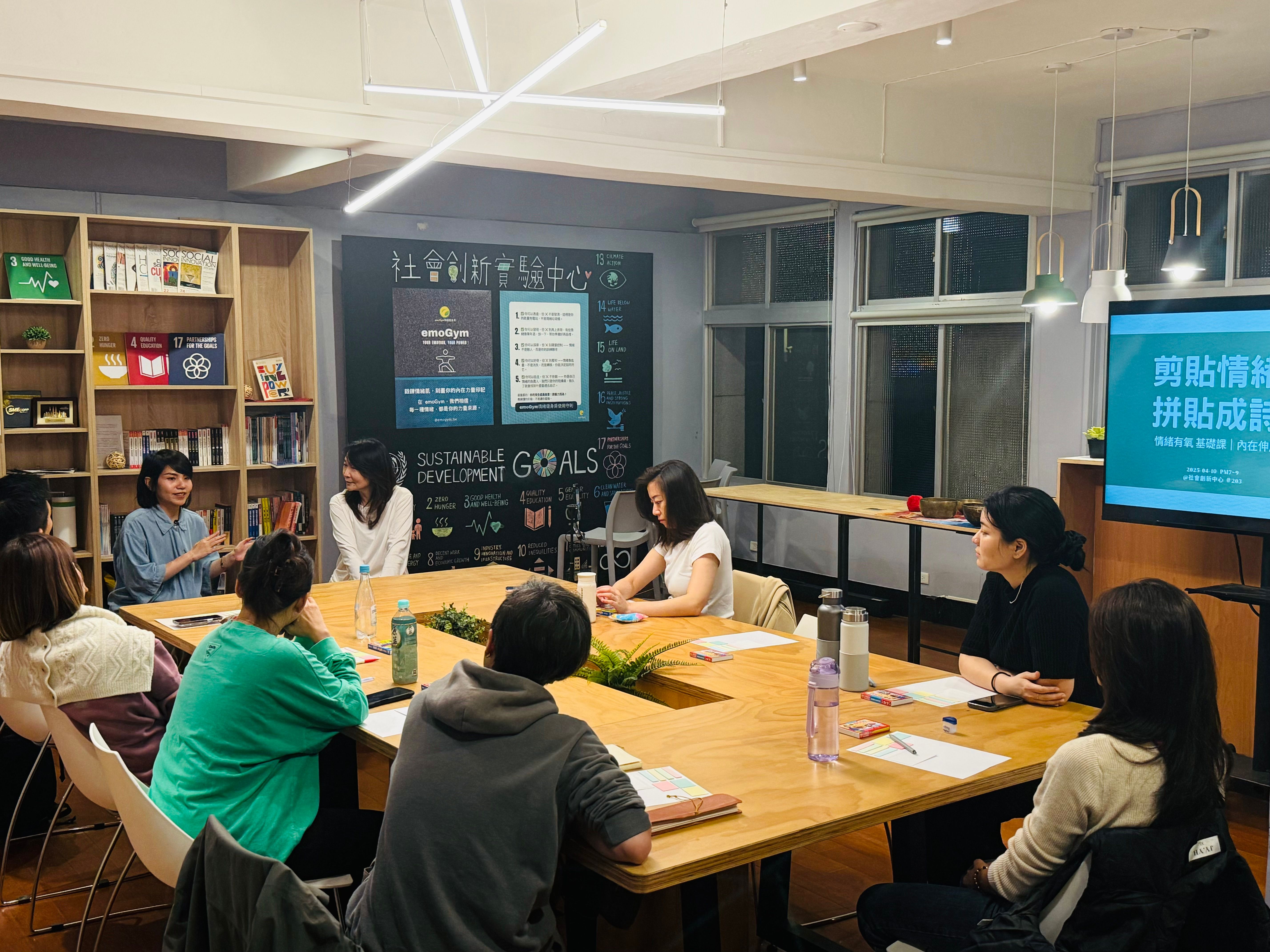 emoGym共同主理人陳品嘉透過課程「剪貼情緒 拼貼成詩」陪伴學員運用情緒碎片，創作成畫作與短詩（圖片來源：emoGym）