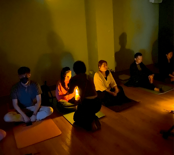 學員分享在無光暗室中，跟著 emoGym共同主理人 Oliver 的引導開啟感官，鬆綁意識的疆界（圖片來源：emoGym）