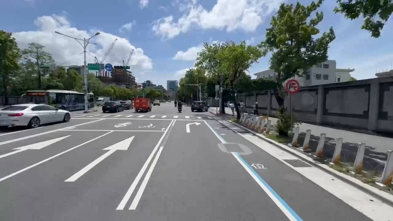 北市民權東路右轉光復北路改成外側維持機慢車道，卻同時新增雙白線加上汽車右轉專用，導致許多機車駕駛誤入被開罰。（圖／取自李明賢臉書）