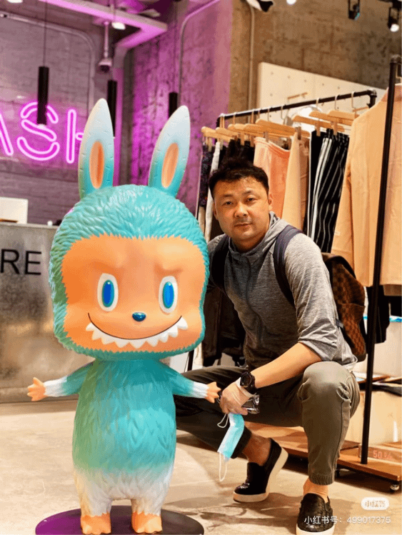 薄荷色Labubu是寧靜致遠在社群得知上海某潮牌店為開幕定製了一款高131公分的Labubu，僅此一隻擺在店內作為裝置藝術，他主動聯絡店方多次溝通後，終於在2020年5月19日搭機前往上海買下。（圖／翻攝自小紅書）