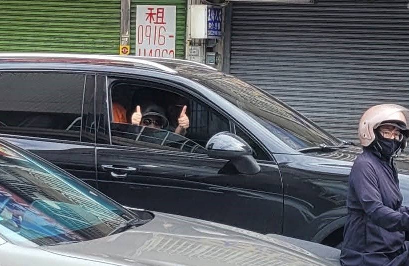 新竹市長高虹安12日清早在光復路旁，向上班通勤的市民朋友揮手問早，有車上民眾搖下車窗雙手比讚表達支持。（圖／翻攝自彭椿榮臉書）