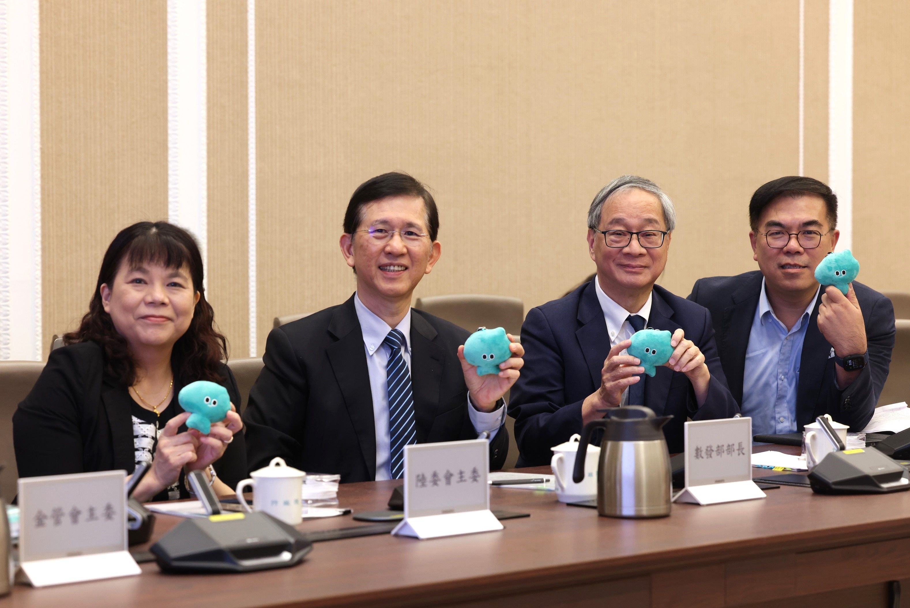 環境部長彭啓明、文化部長李遠、數發部長黃彥男、陸委會副主委李麗珍在行政院會前合影，將在「We_TAIWAN」吉祥物a-We暖心陪伴下開會。