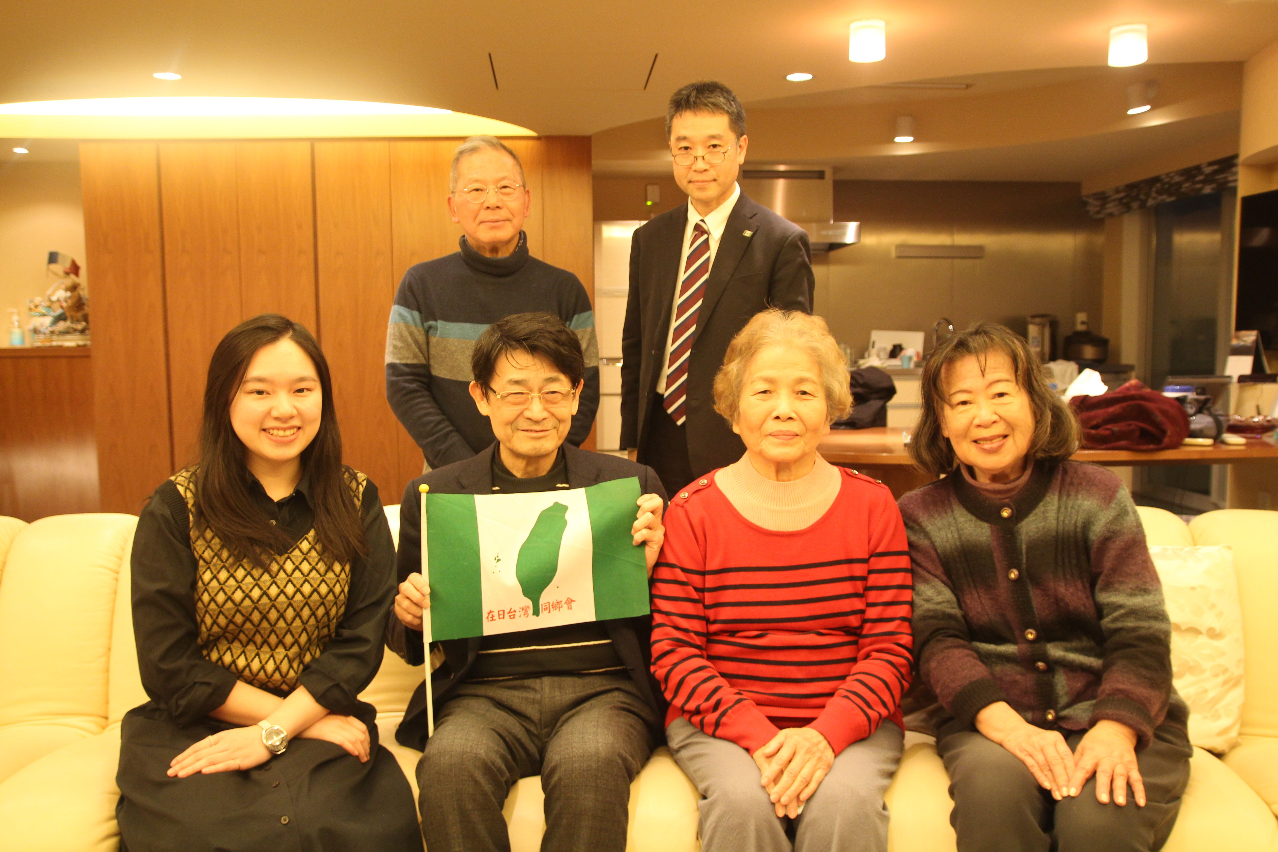 後列右端が副会長の多田恵氏、左端が前会長の王紹英氏。前列最左は常務理事のDoris氏、左から二人目が現会長の岡山文章医師。黃信維