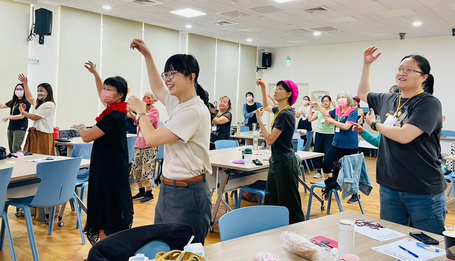 偏鄉婦女參與介惠基金會「國境之南女力共學堂」課程，透過表達與互動，建立支持與連結的社群空間。（介惠基金會提供）
