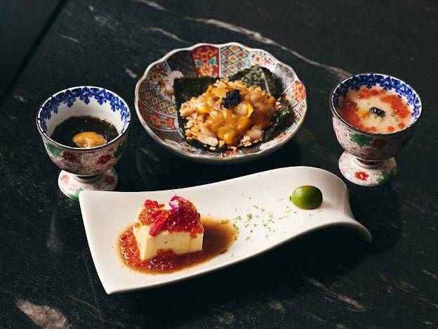「水雲酸配海膽」、「鮭魚卵豆腐」、「鮮蝦雲吞佐野生烏魚子粉」。（圖／業者提供）