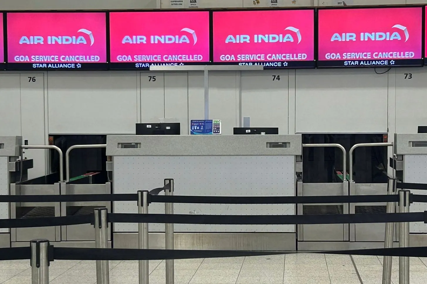 印度航空發生墜機後，倫敦機場櫃台暫時關閉停止服務。（美聯社）