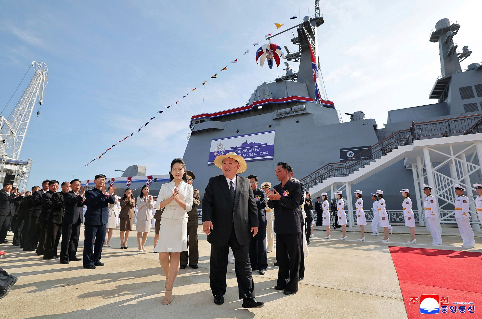 北韓修復先前側翻出包的驅逐艦，由金正恩親自完成下水儀式。（美聯社）