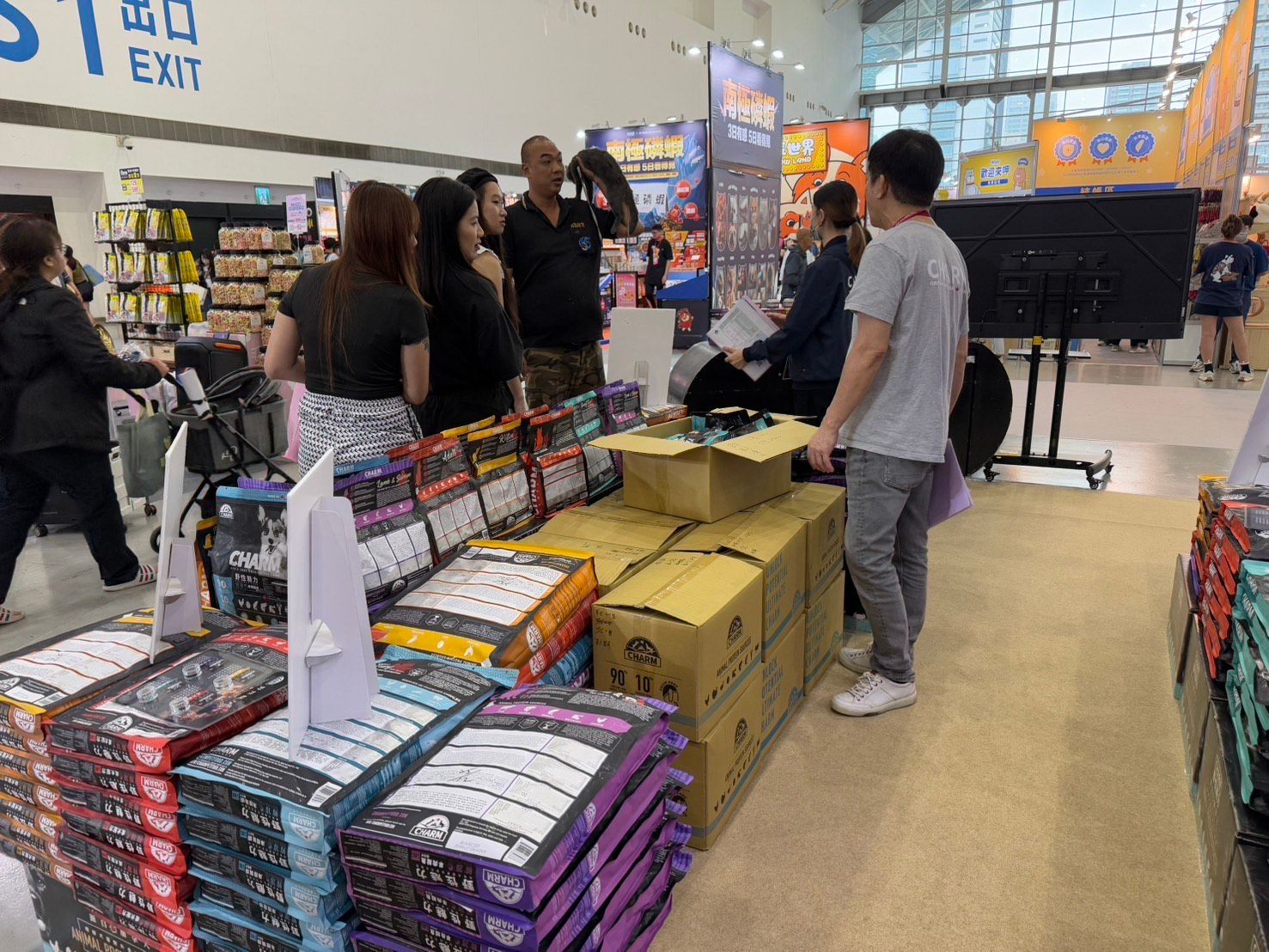 圖說：加拿大品牌CHARM野性魅力推出寵物飼料買一送一限時優惠也備受矚目，「買大送小」、「打卡送貓罐頭」等多重贈禮活動，超狂優惠吸引毛孩主人目光。