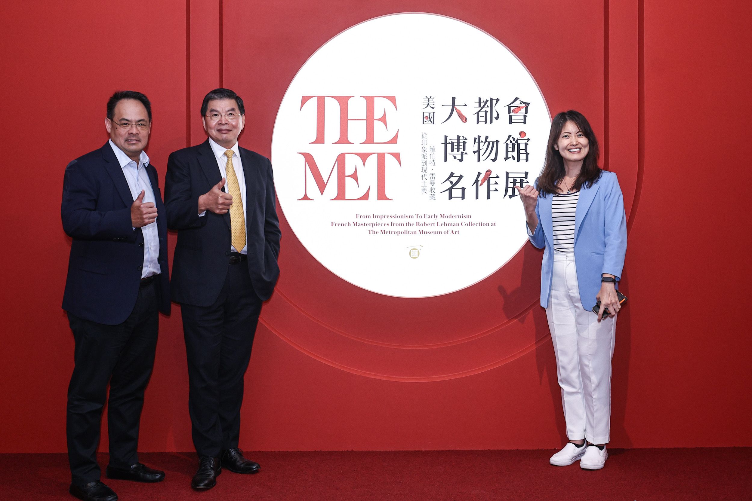 國泰金控總經理李長庚(中)、國泰金控資深副總孫至德(左1)及國泰金控副總施君蘭(右1)出席展覽開幕記者會。(圖／國泰金控提供)