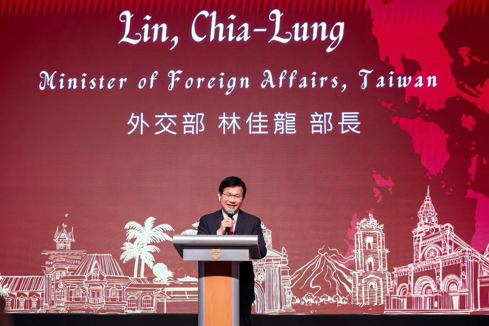 20250614-外交部長林佳龍13日晚間出席馬尼拉經濟文化辦事處舉辦的「菲律賓獨立127周年」國慶暨在台設立50周年慶祝酒會。（外交部提供）