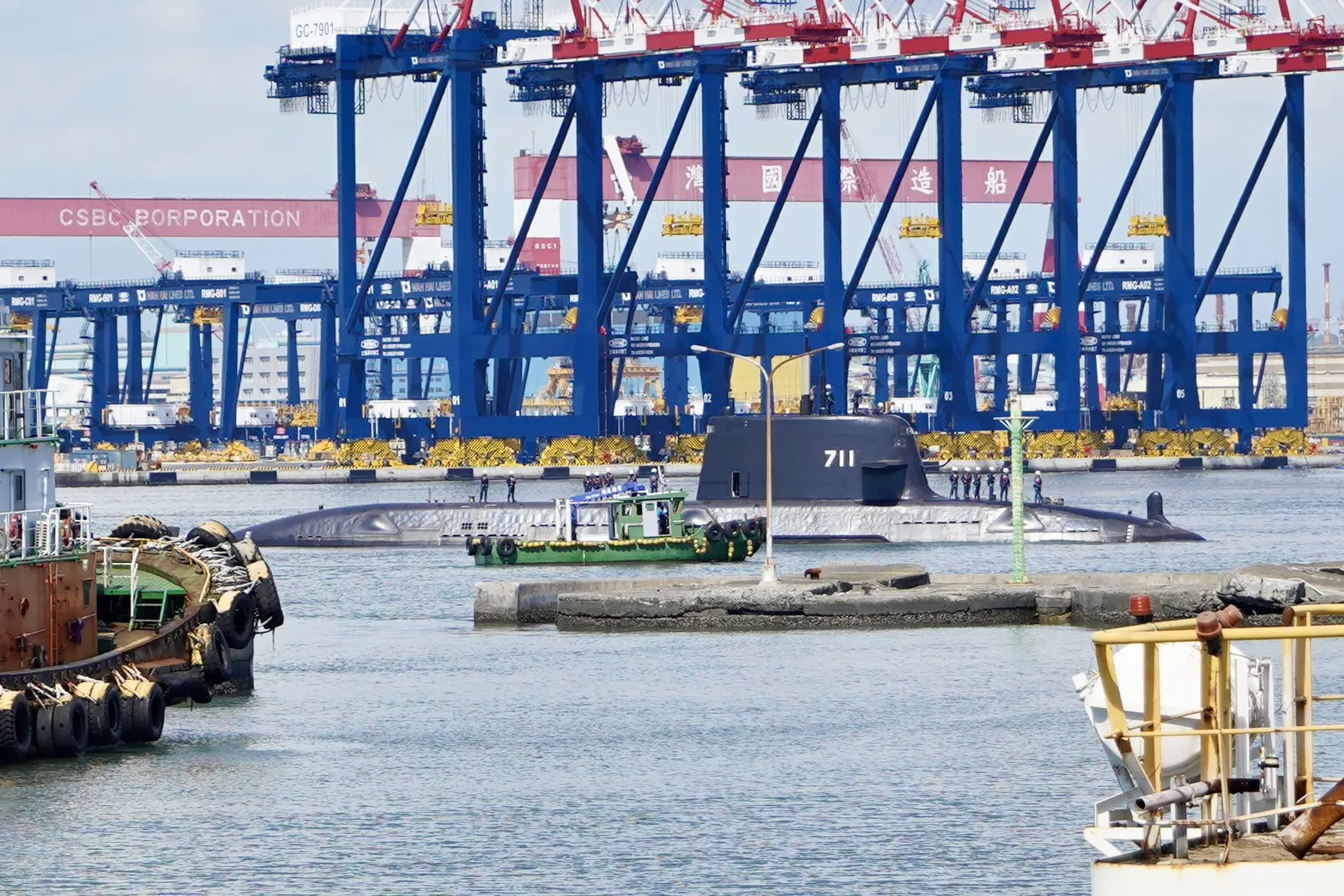 国産潜水艦「海鯤」が最終的な係留テストのためにドックを出る様子。（写真：張曜麟）