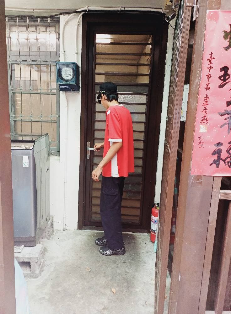黃男童年與母親分離，長期由父親照顧，卻從未被報戶口，也未曾受教育。（圖／翻攝自FB／蘇乙青）