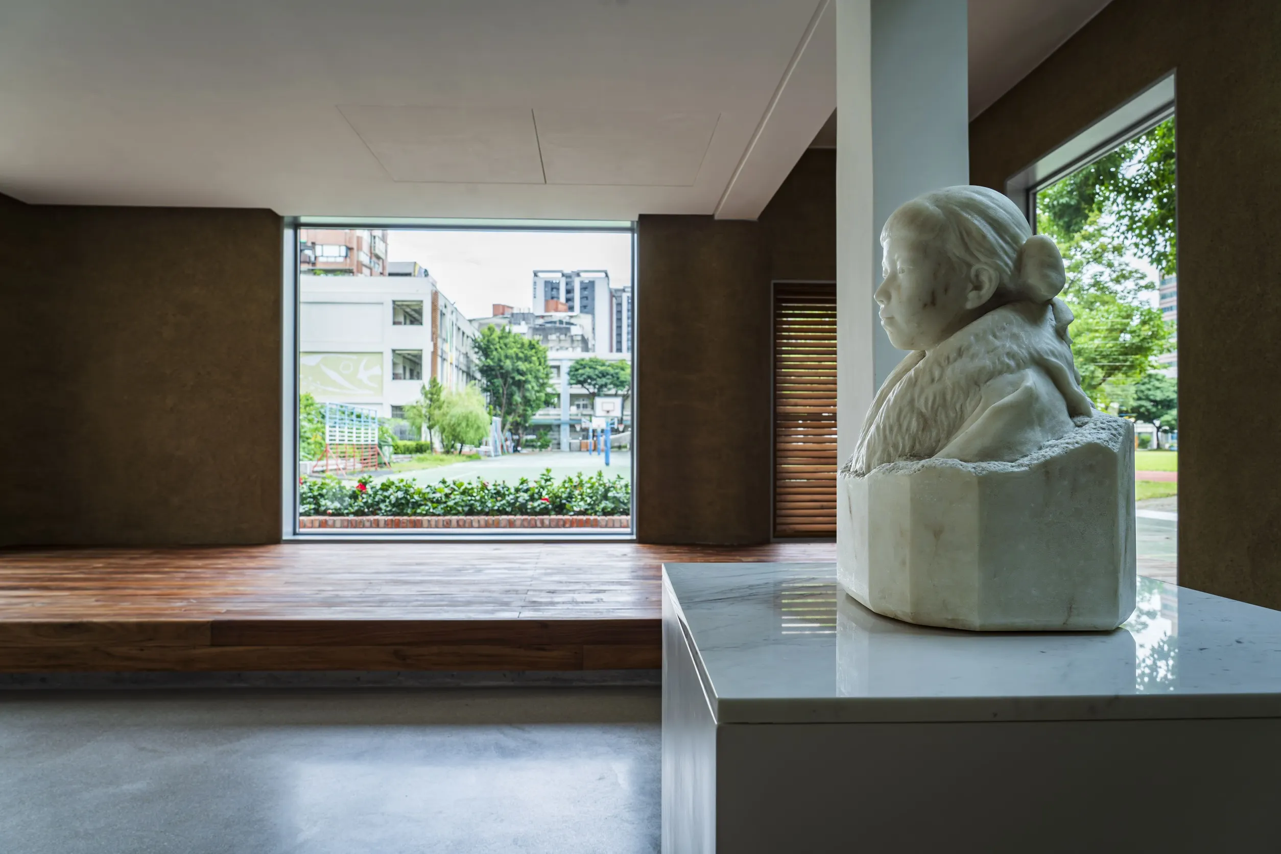 20250616－王道銀行教育基金會董事長暨王道銀行榮譽董事長駱錦明，以個人名義與王道銀行教育基金會共同捐助促成「太平國小博物館」的成立，讓雕塑名家黃土水的名作《少女》胸像就地保存於其母校。