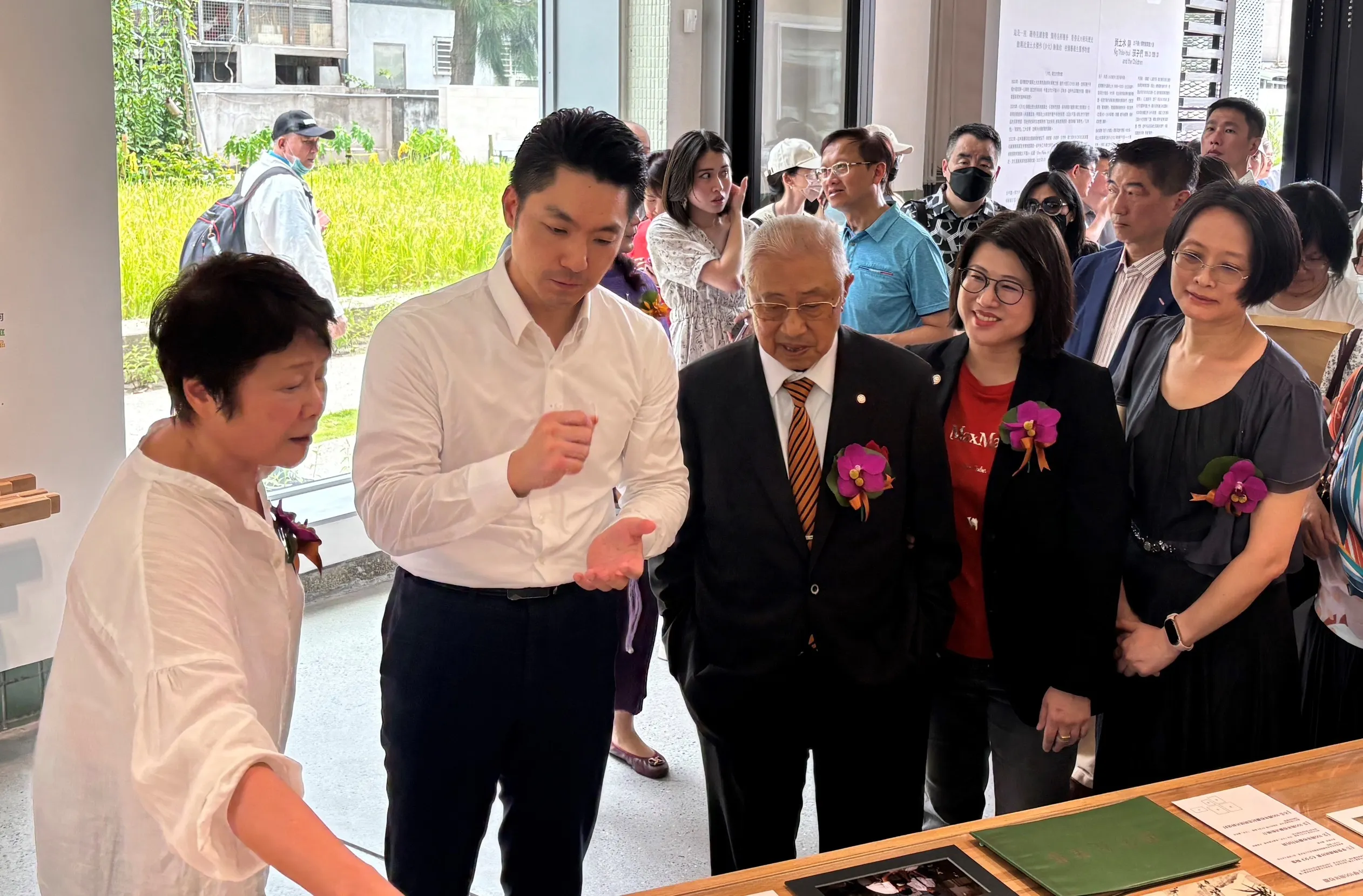 20250616－太平國小博物館專案總策畫林曼麗（前排左起）16日為台北市長蔣萬安、王道銀行教育基金會董事長駱錦明、王道銀行董事長駱怡君、太平國小校長陳智蕾，導覽黃土水特展室。