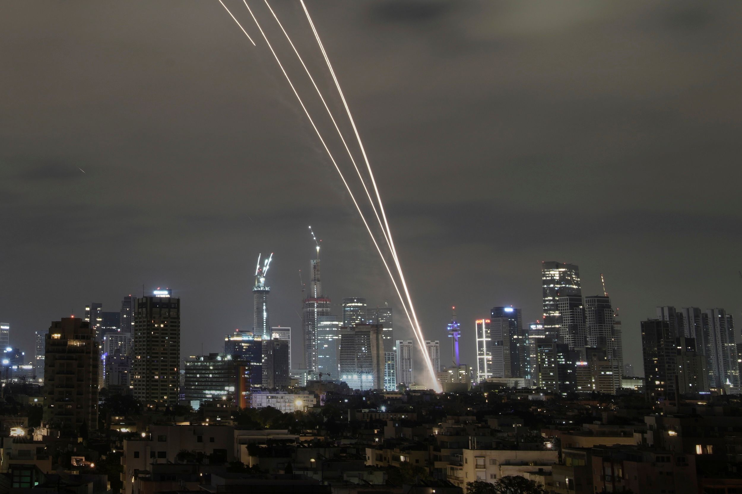 2025年6月15日，以色列的鐵穹防空系統在特拉維夫上空攔截伊朗發射的飛彈。（美聯社）