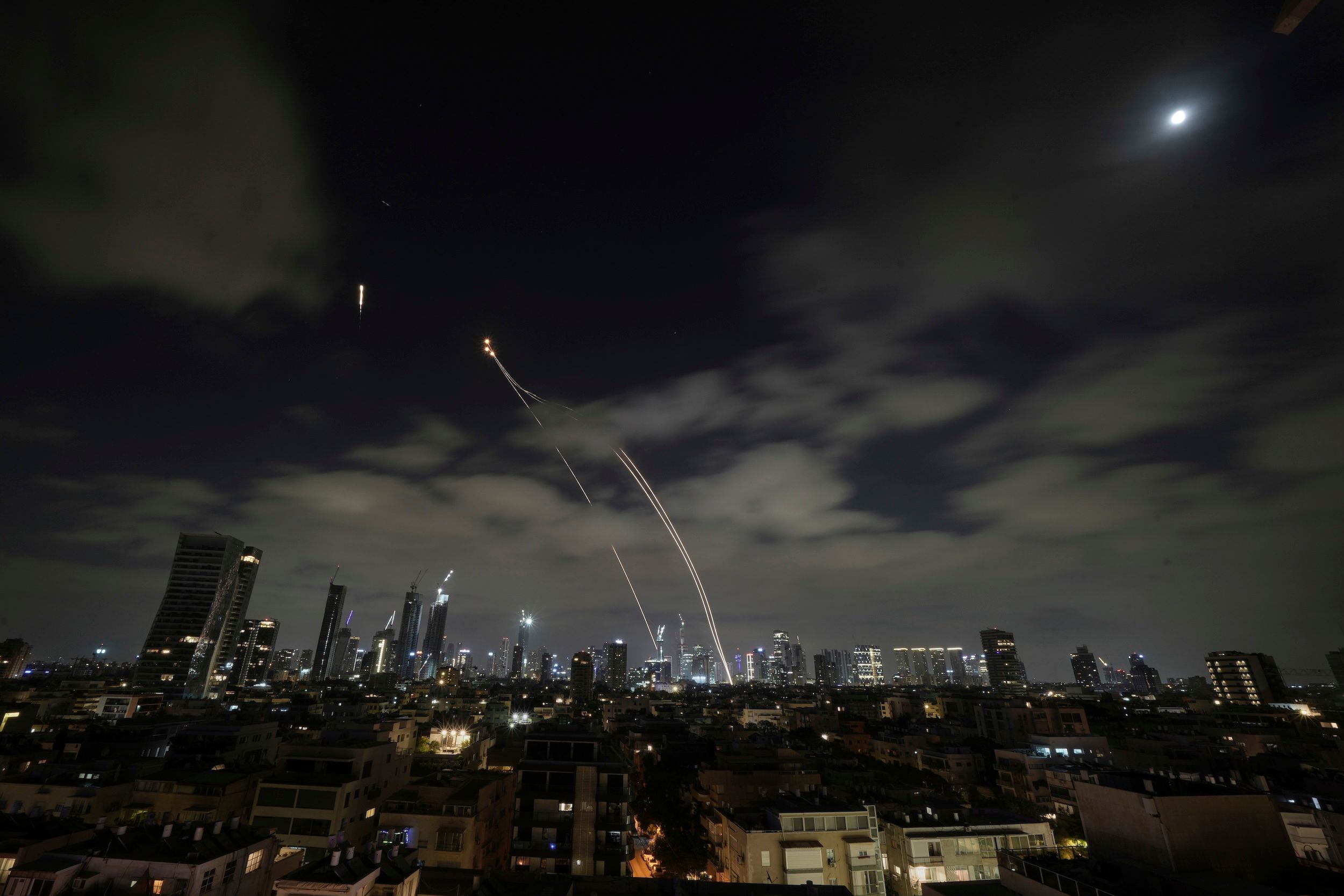 2025年6月15日、イスラエルのアイアンドーム防空システムがテルアビブ上空でイランから発射されたミサイルを迎撃（AP通信）