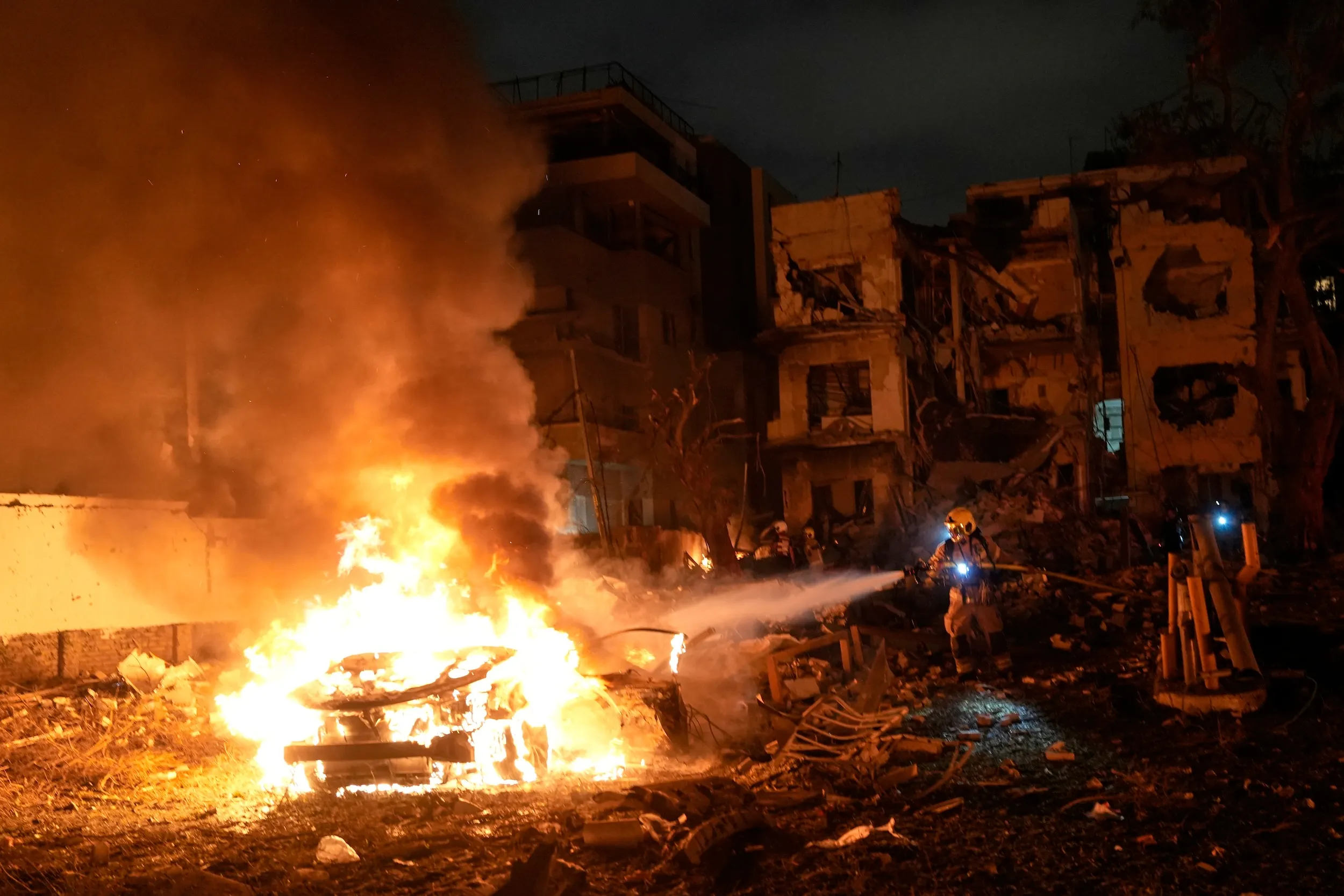 2025年6月15日、イスラエル鐵穹防空系統の漏網之魚がテルアビブで爆発と大火を引き起こした。（美聯社）