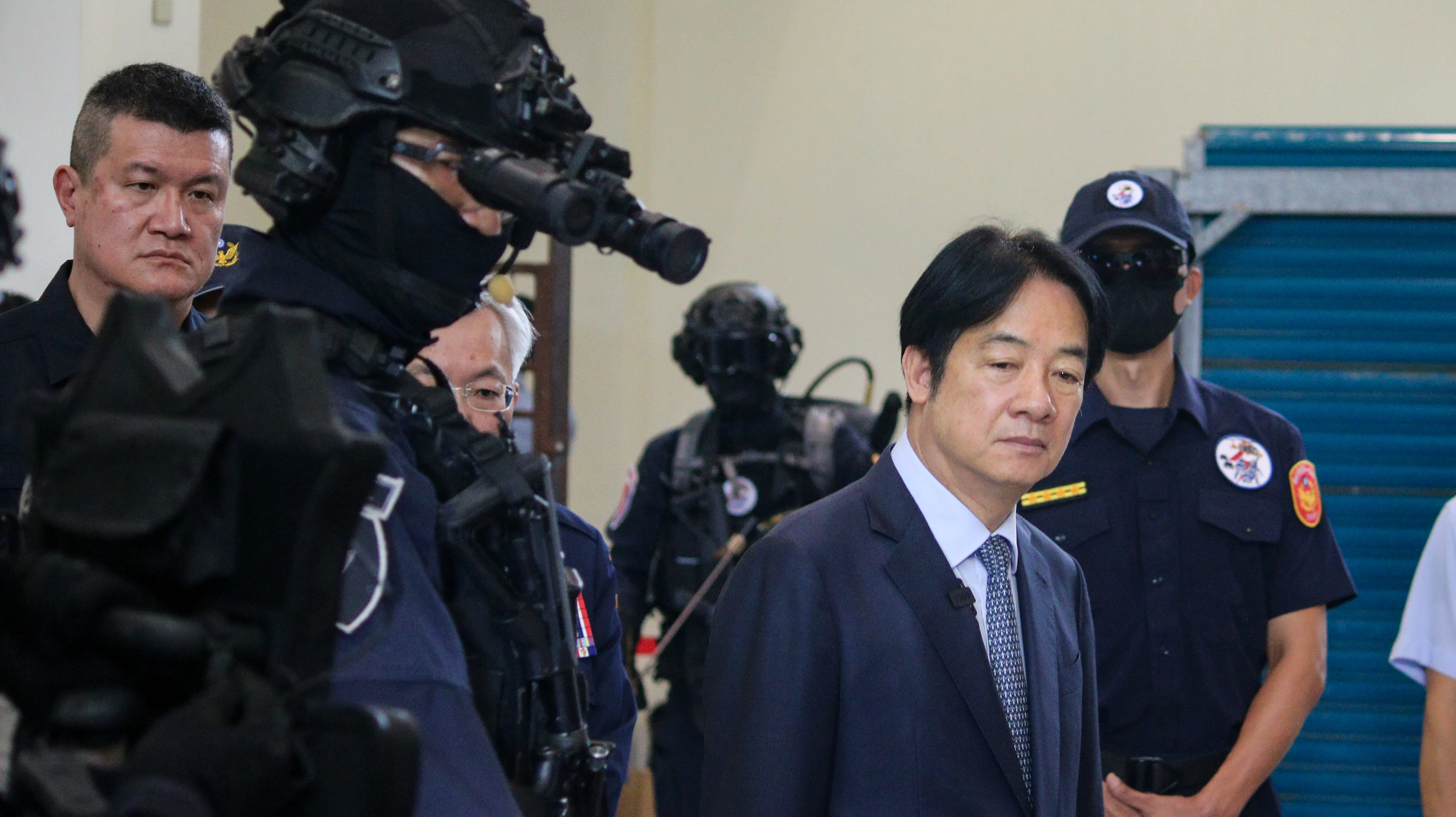 20250613-總統賴清德（右）13日上午視察警政署反恐訓練中心，內政部政務次長馬士元（左）陪同。（鍾秉哲攝）