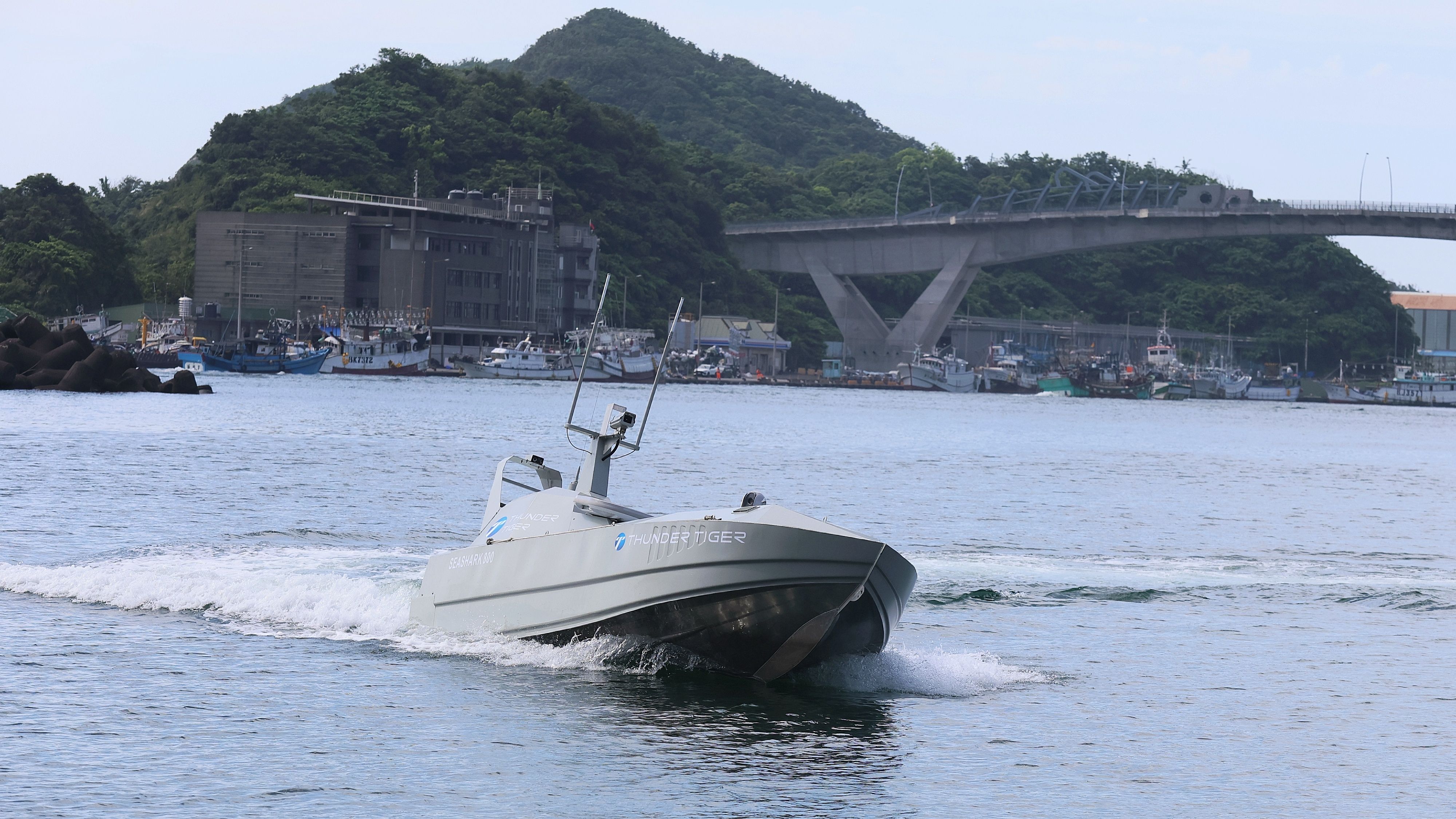 20250617-中科院17日舉行「國内外廠商水面無人載具展示」活動，圖為水面無人載具出海進行性能測試。（柯承惠攝）