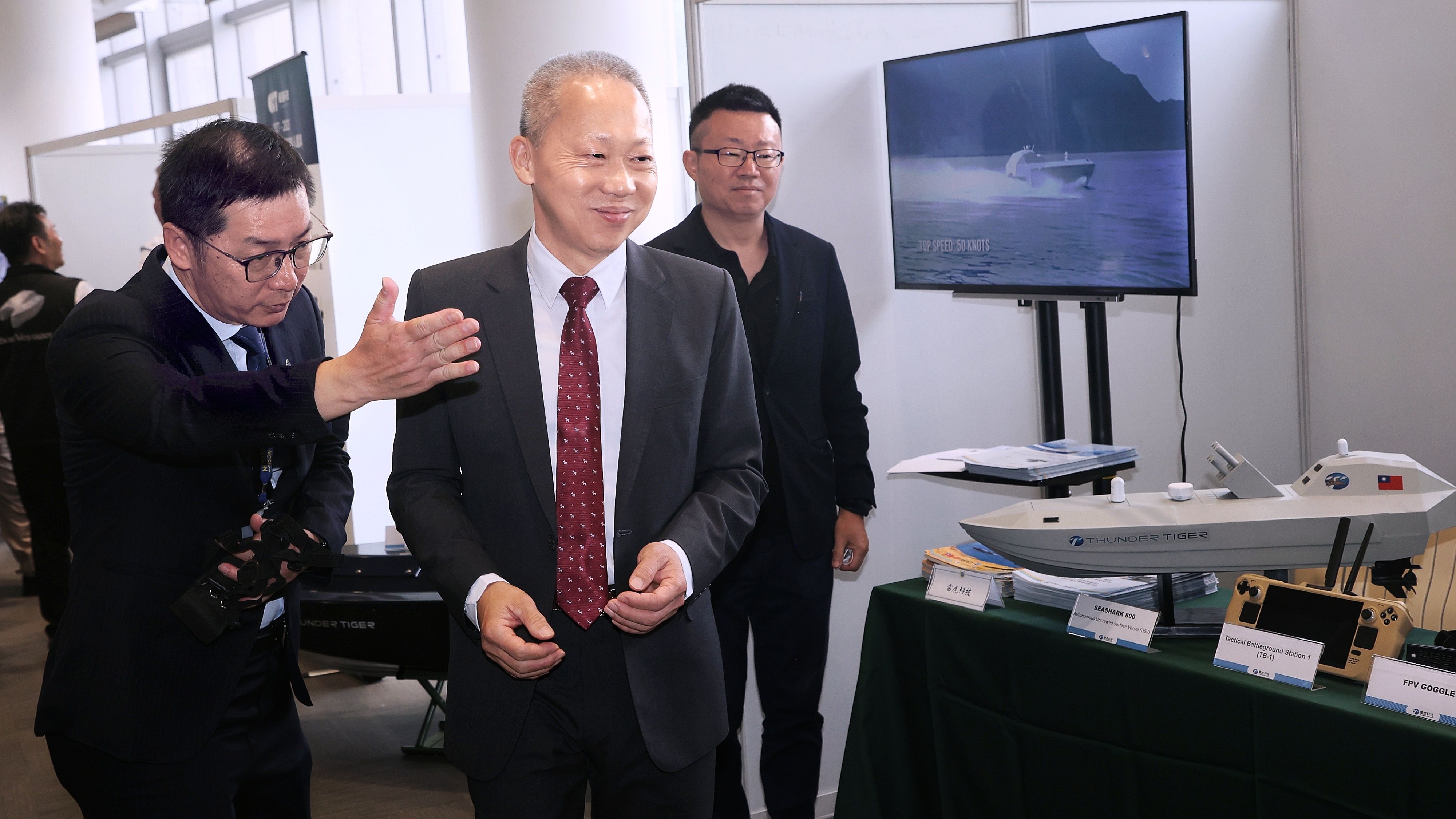 20250617-中科院17日舉行「國内外廠商水面無人載具展示」活動，中科院院長李世強（中）到場參觀。（柯承惠攝）