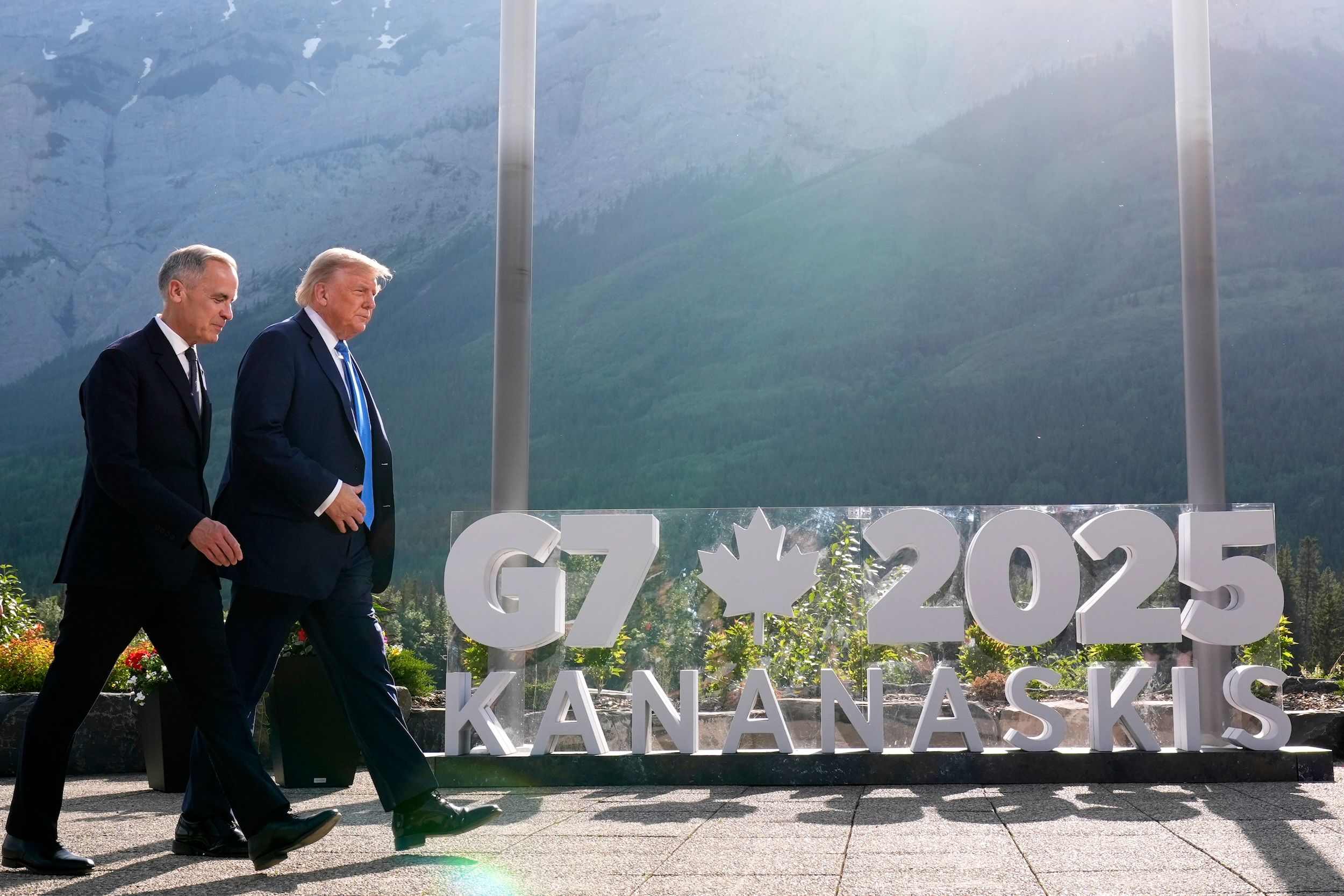 2025年6月16日，美國總統川普出席在加拿大舉行的G7峰會，一旁是東道主加拿大總理卡尼。（美聯社）