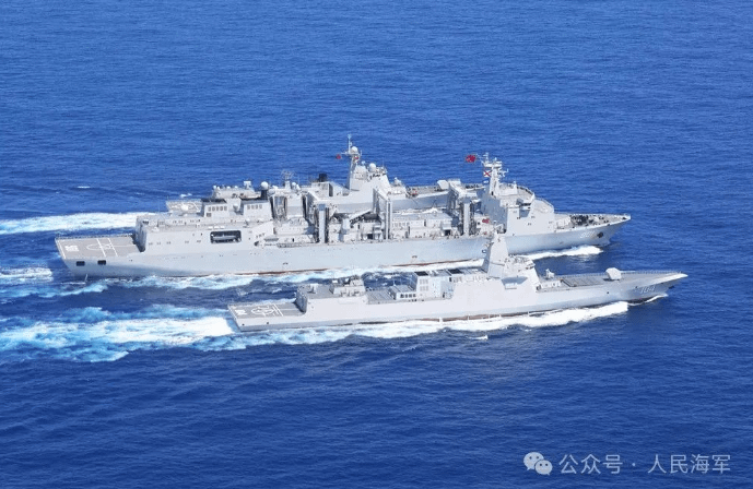 6月上旬，海軍航母編隊在西太平洋海域開展訓練，圖為編隊屬艦進行航行補給。(公眾號，人民海軍)