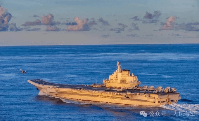 6月上旬，海軍航母編隊在西太平洋海域開展訓練，圖為遼寧艦放飛艦載戰鬥機。(公眾號，人民海軍)