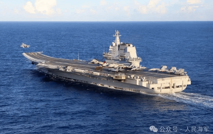 ▲6月上旬，海軍航母編隊在西太平洋海域開展訓練，圖為山東艦放飛艦載戰鬥機。(公眾號，人民海軍)