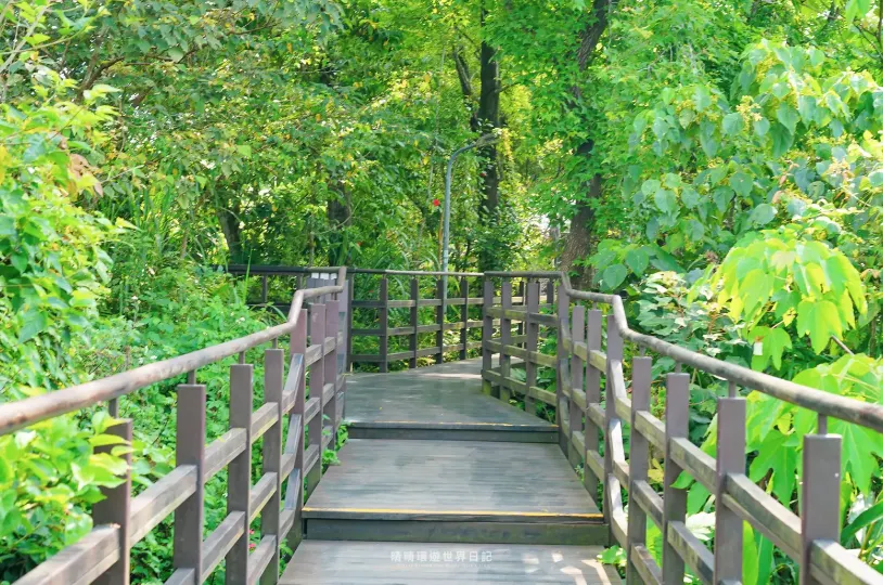 台北捷運旁步道：仙跡岩親山步道。（圖／取自輕旅行－晴晴環遊世界日記 ）