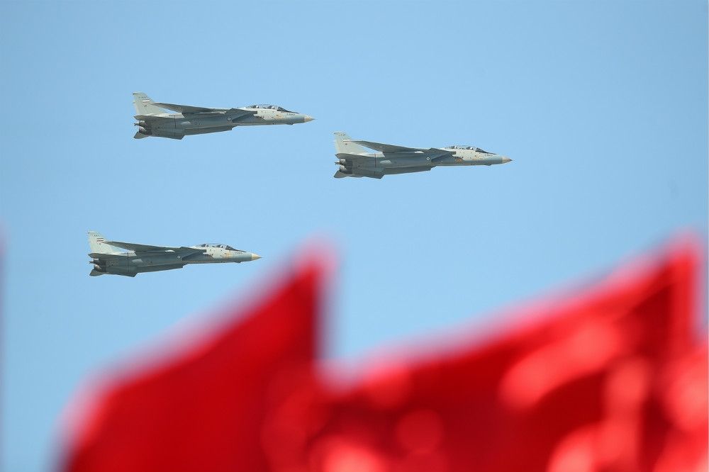 伊朗現役F-14「雄貓」戰機參與閱兵典禮。（翻攝自伊朗總統府網站）