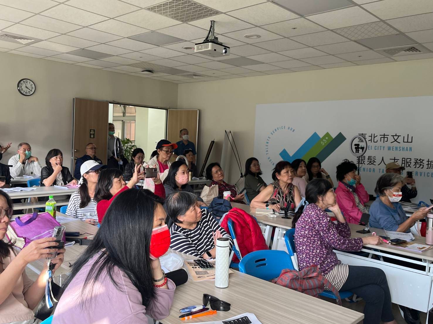 中高齡學員專注聆聽，積極參與課程學習，現場氣氛熱絡。（圖／臺北市就業服務處提供）