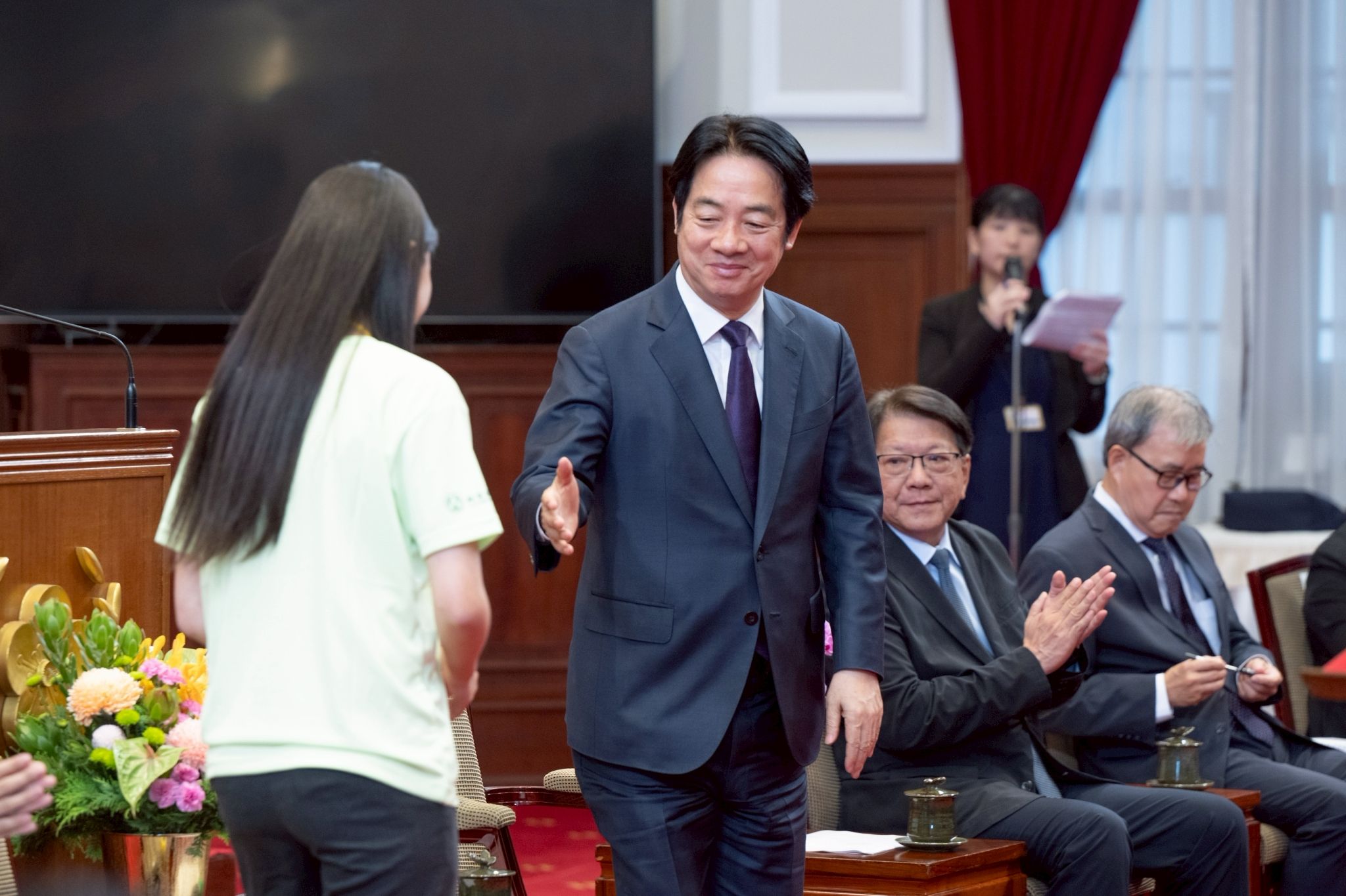 ​大統領府は野党指導者への国安簡報のため200インチの大画面を設置した。（大統領府提供）