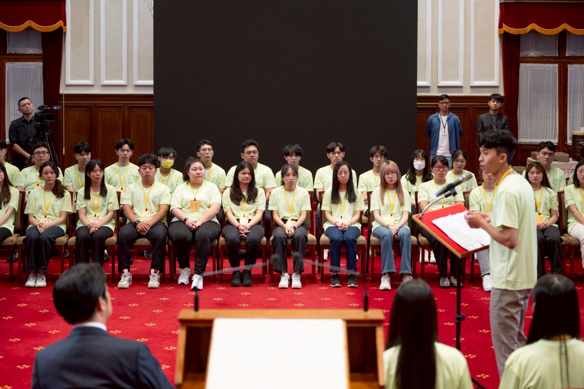 ​總統府邀請在野黨領袖國安簡報，照片曝光為此設置好的200吋大螢幕。（總統府提供）