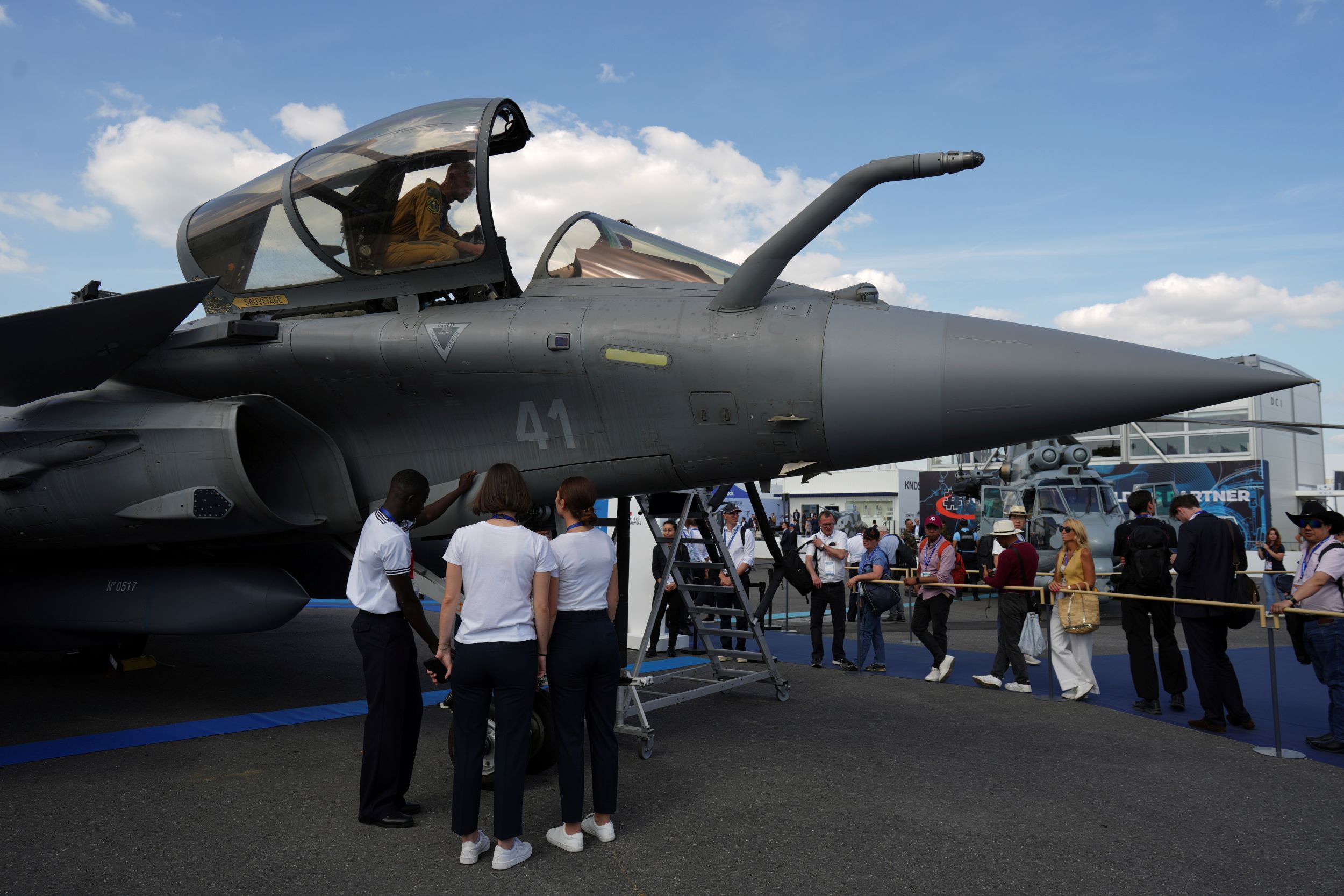 巴黎航展會場展示法國現役飆風戰機。（美聯社）