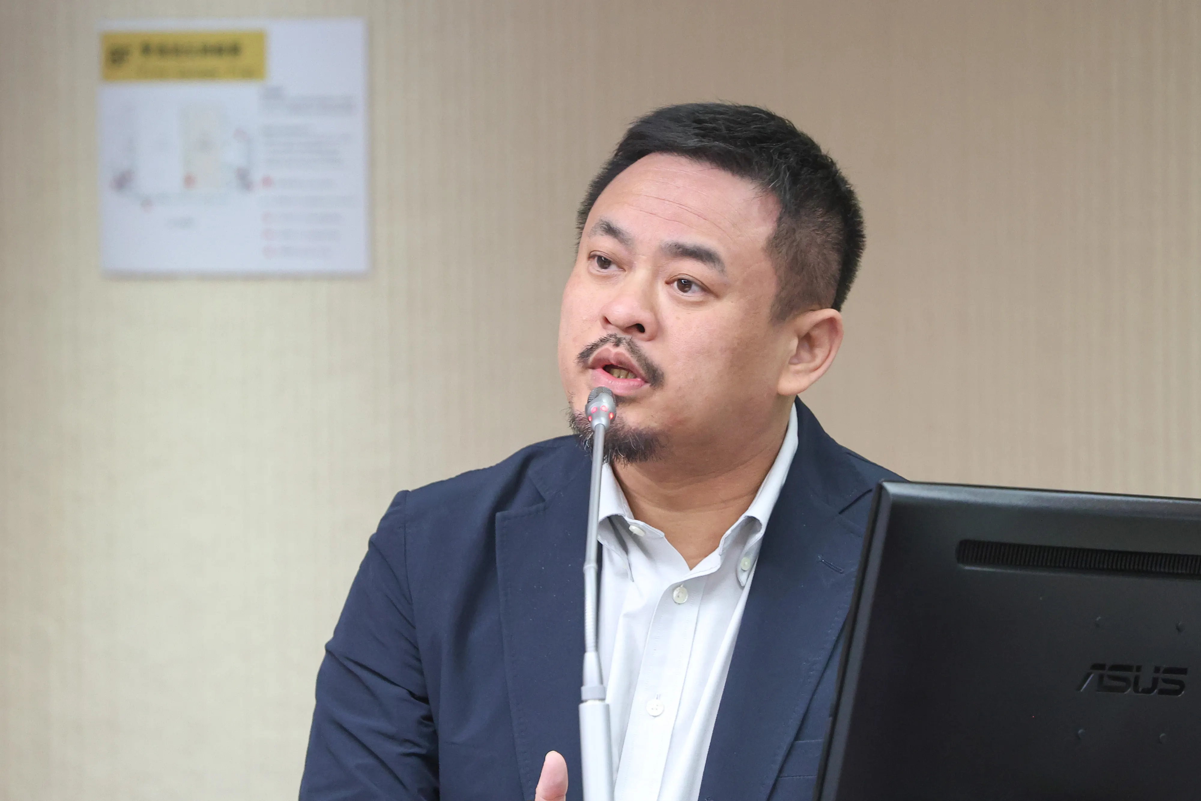 20250618-労働部長洪申翰氏が18日に衛環委員会で質疑に応じた。（（顔麟宇撮影）