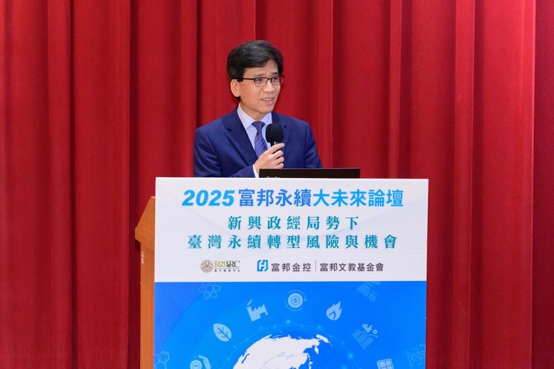 金管會主委彭金隆表示，期盼金融業持續透過「投融資、綠色商品、議合」等三項工具協助企業轉型。（富邦金控提供）