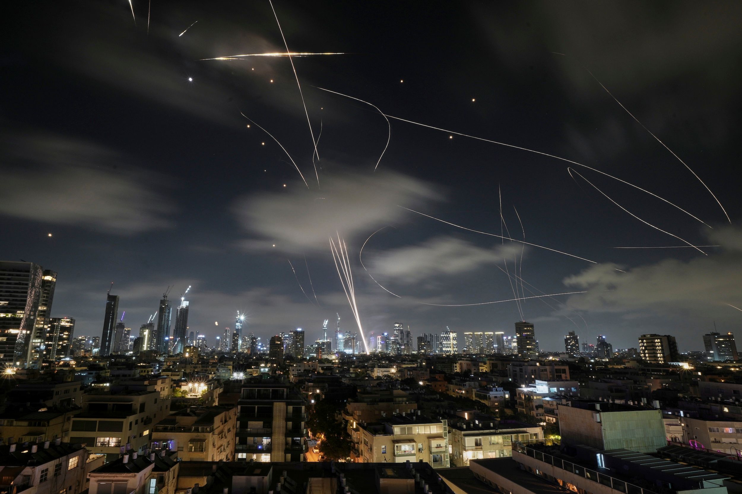 2025年6月17日，以色列特拉維夫的鐵穹防禦系統正在攔截來襲的伊朗飛彈。（美聯社）