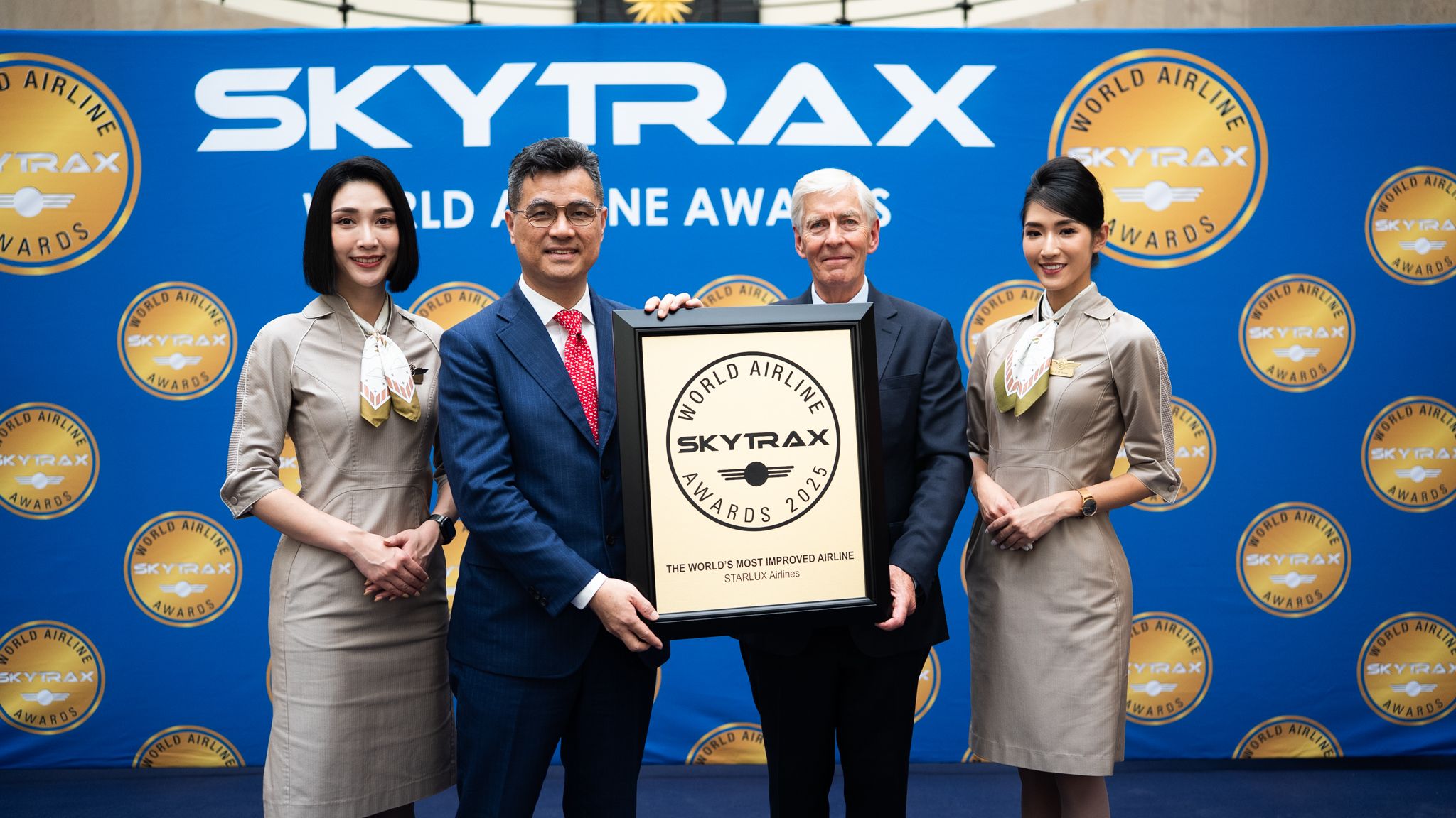 星宇航空於法國巴黎舉行的 2025 SKYTRAX全球航空公司大獎頒獎典禮獲獎（圖片提供／星宇航空）