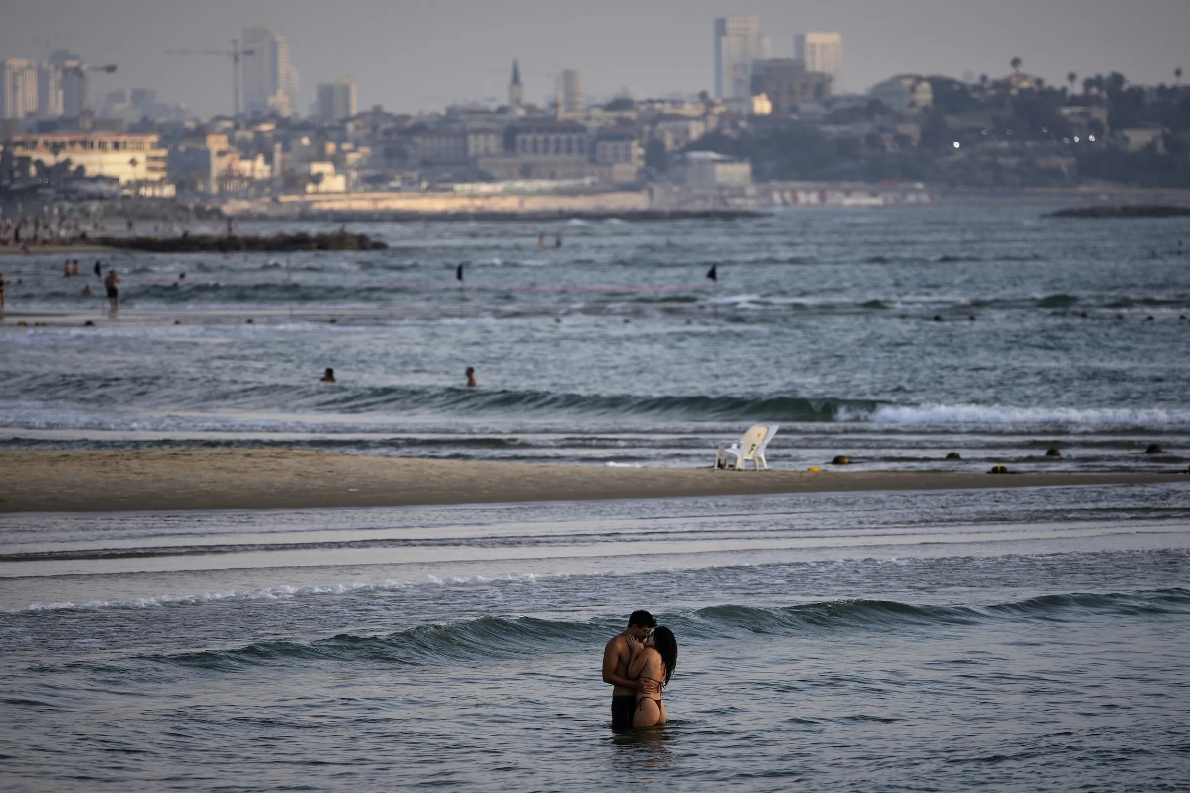 2025年6月14日，民眾在以色列特拉維夫（Tel Aviv）海濱地區地中海游泳。（美聯社）