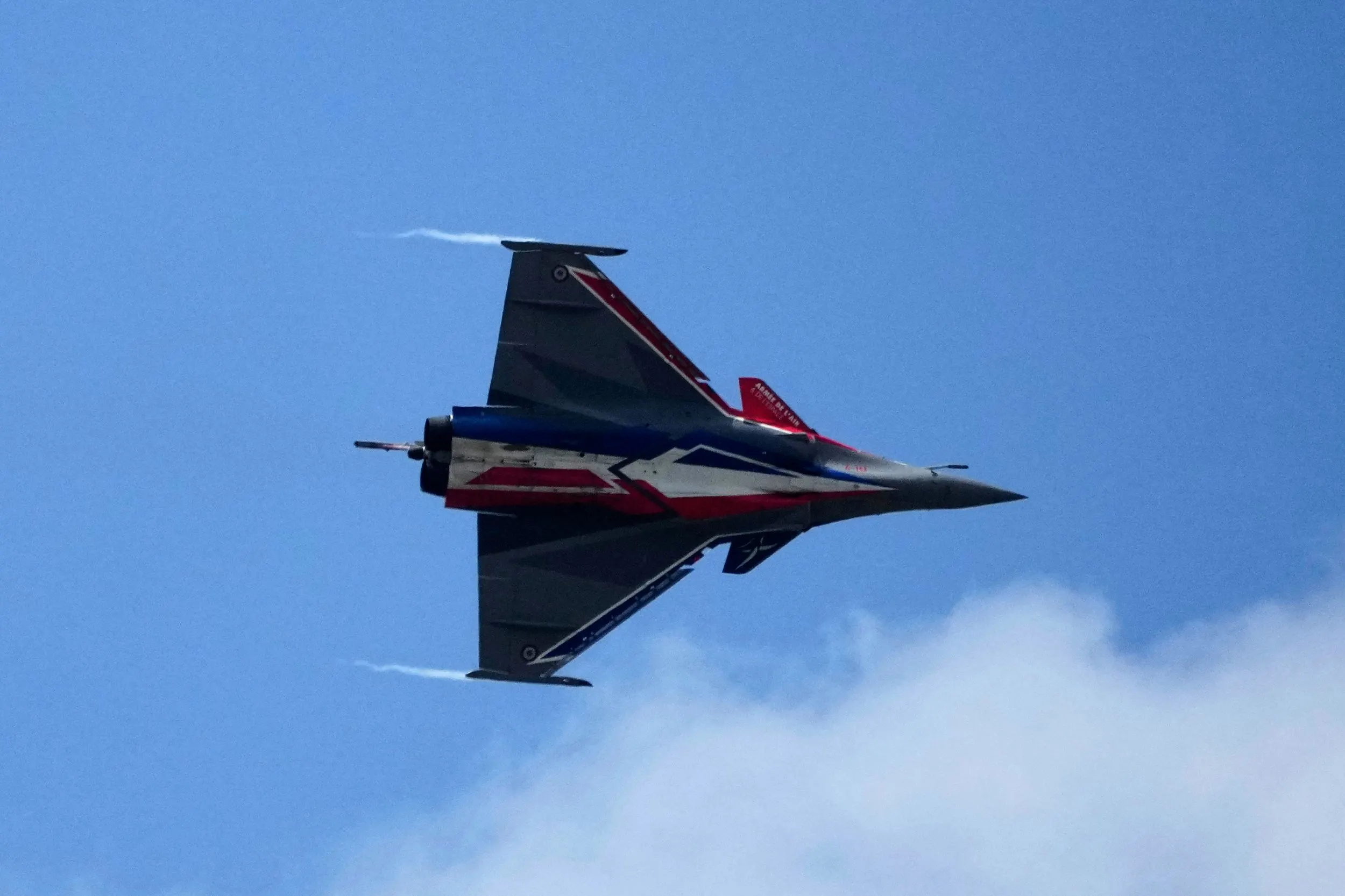 法國空軍駕駛飆風戰機，在巴黎航展進行特技飛行表演。（美聯社）