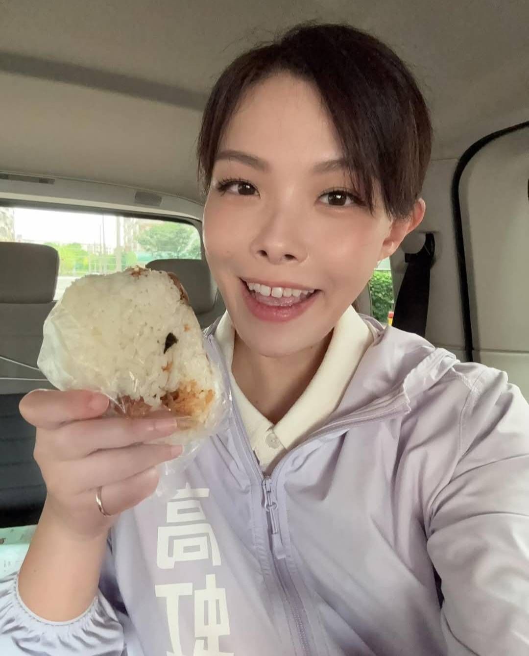 高虹安在臉書貼出手持飯糰照，引發粉絲熱情留言互動。（圖／翻攝高虹安臉書）
