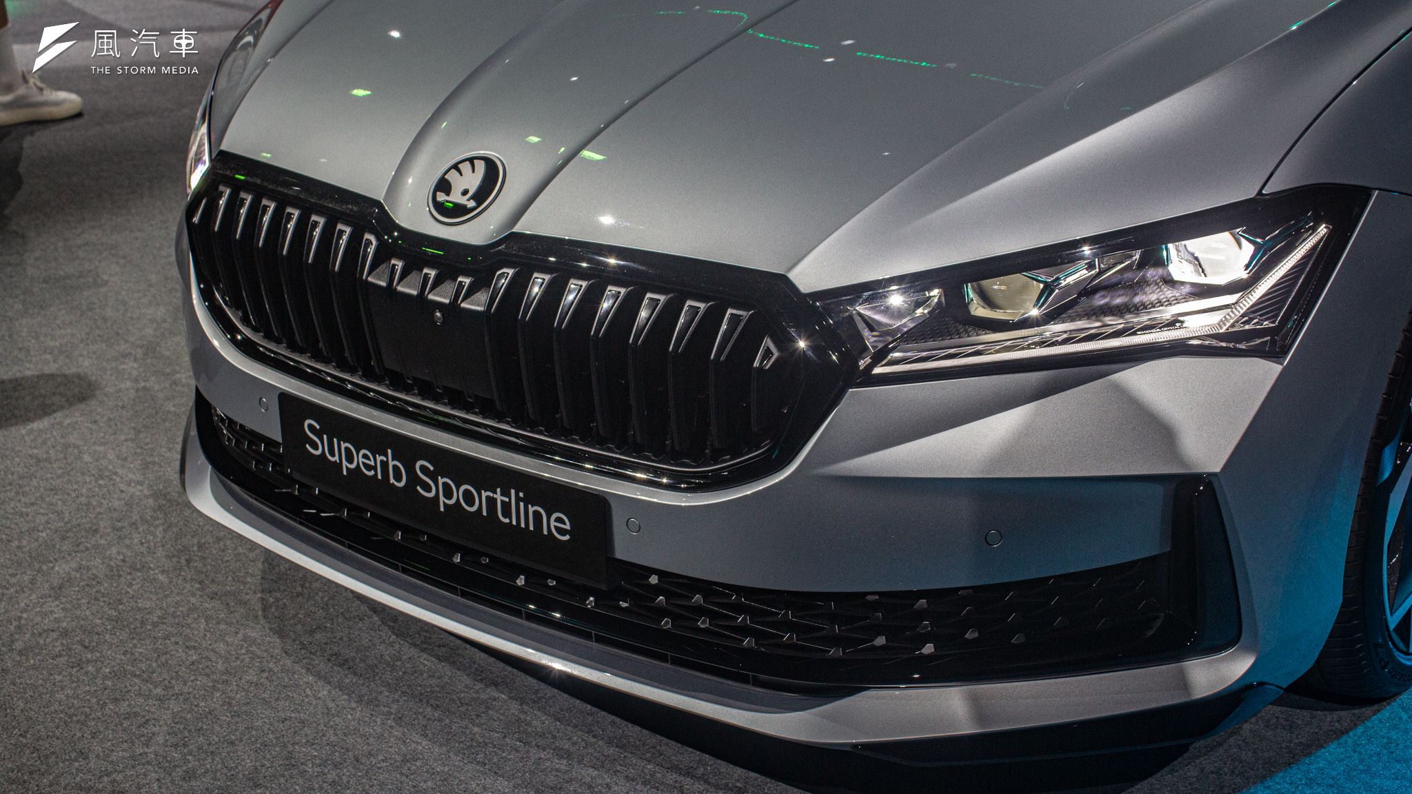 Škoda Superb 大改款後外觀維持水晶切割的設計手法，打造透亮且具稜角的車身線條。